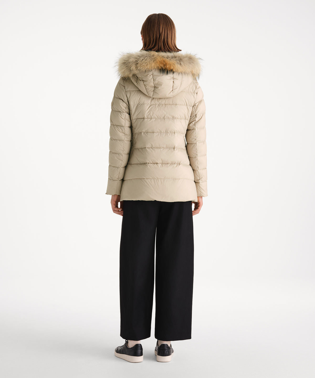 The model is 175 cm tall and is wearing a size 2 in LIGHT BEIGE.