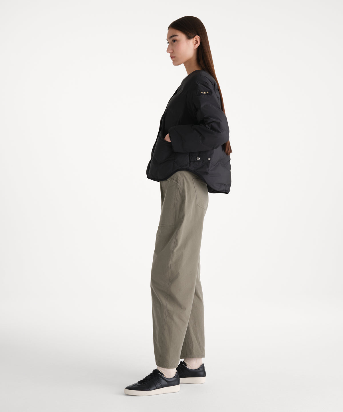La modella è alta 176 cm e indossa una taglia 2 in NERO.