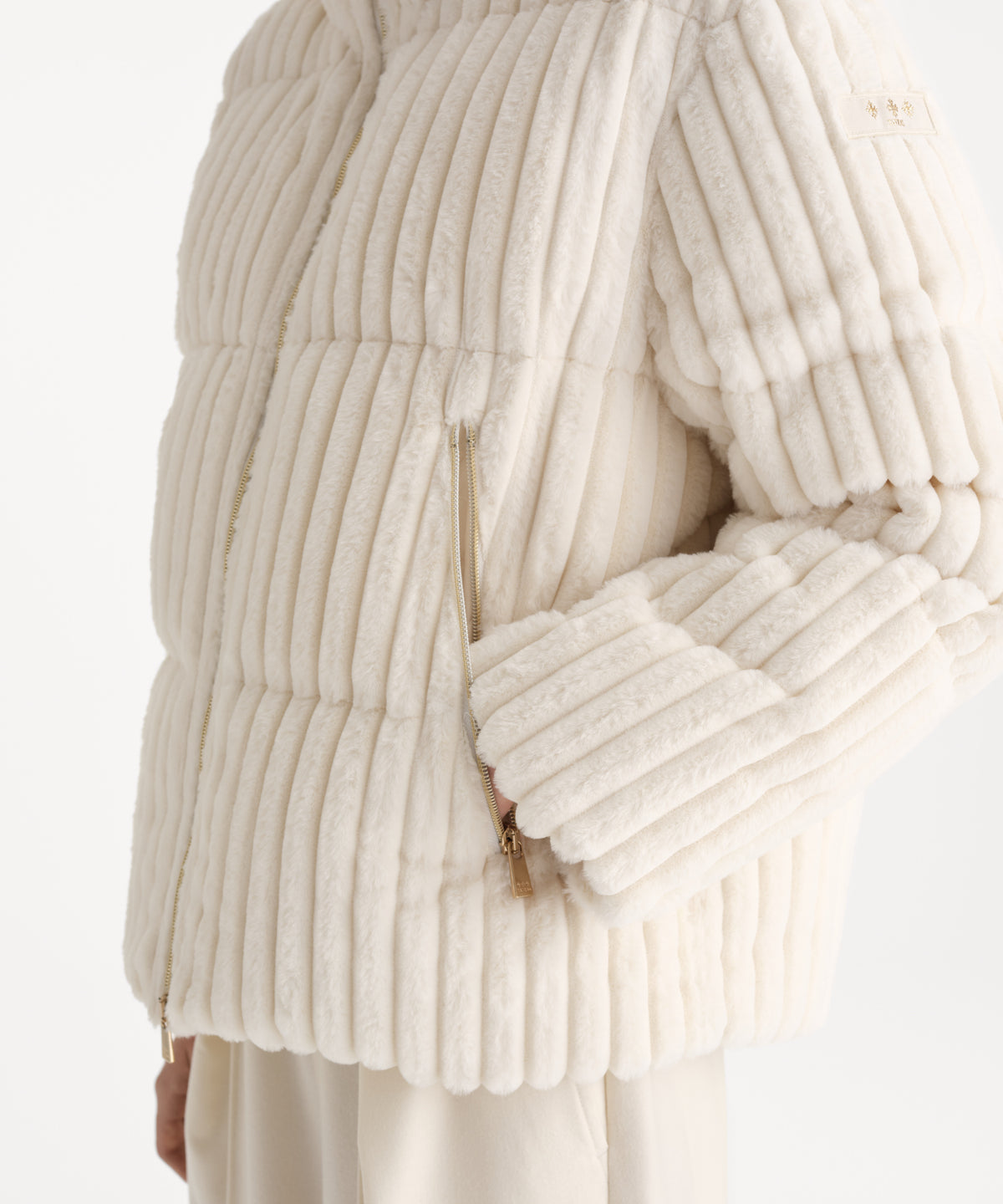 The model is 176 cm tall and is wearing a size 2 in IVORY.