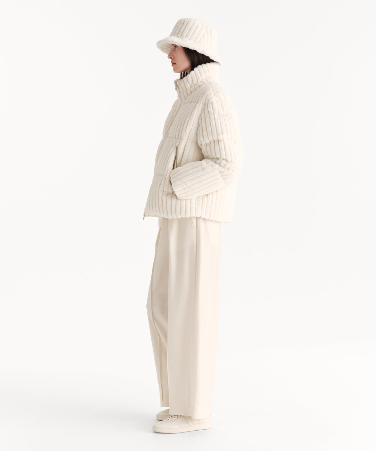 The model is 176 cm tall and is wearing free size in IVORY.