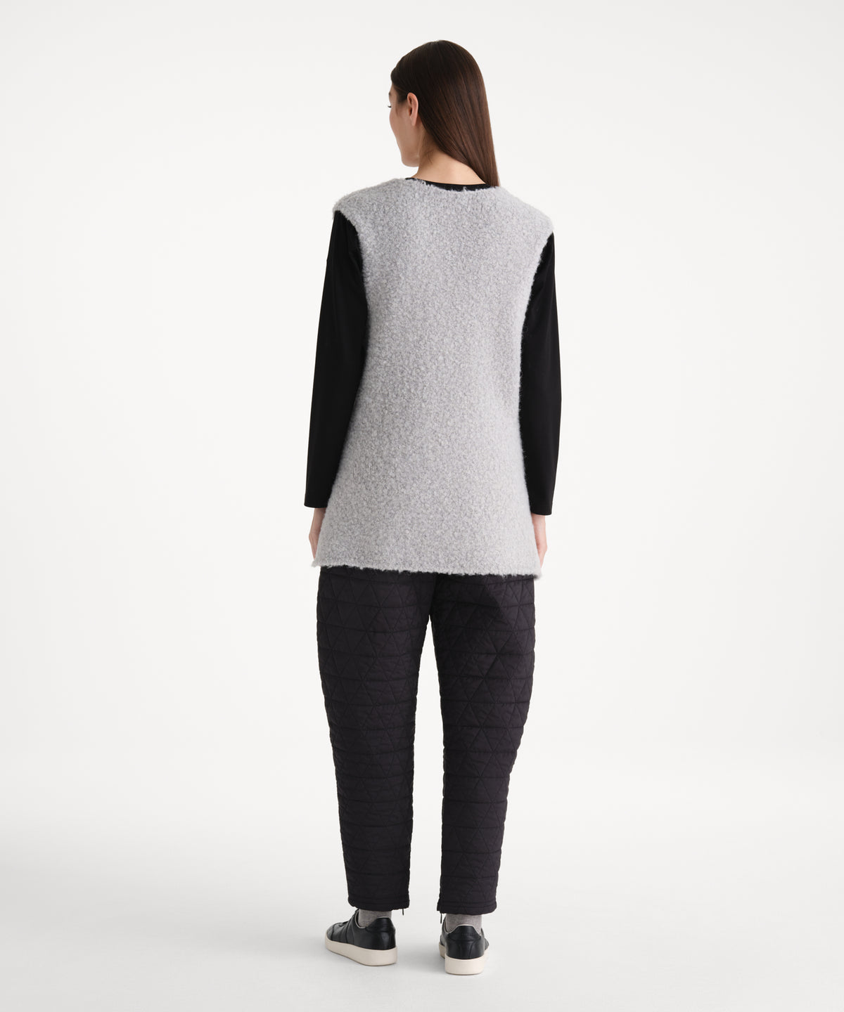 La modella è alta 176 cm e indossa una taglia 2 in GRIGIO CHIARO.
