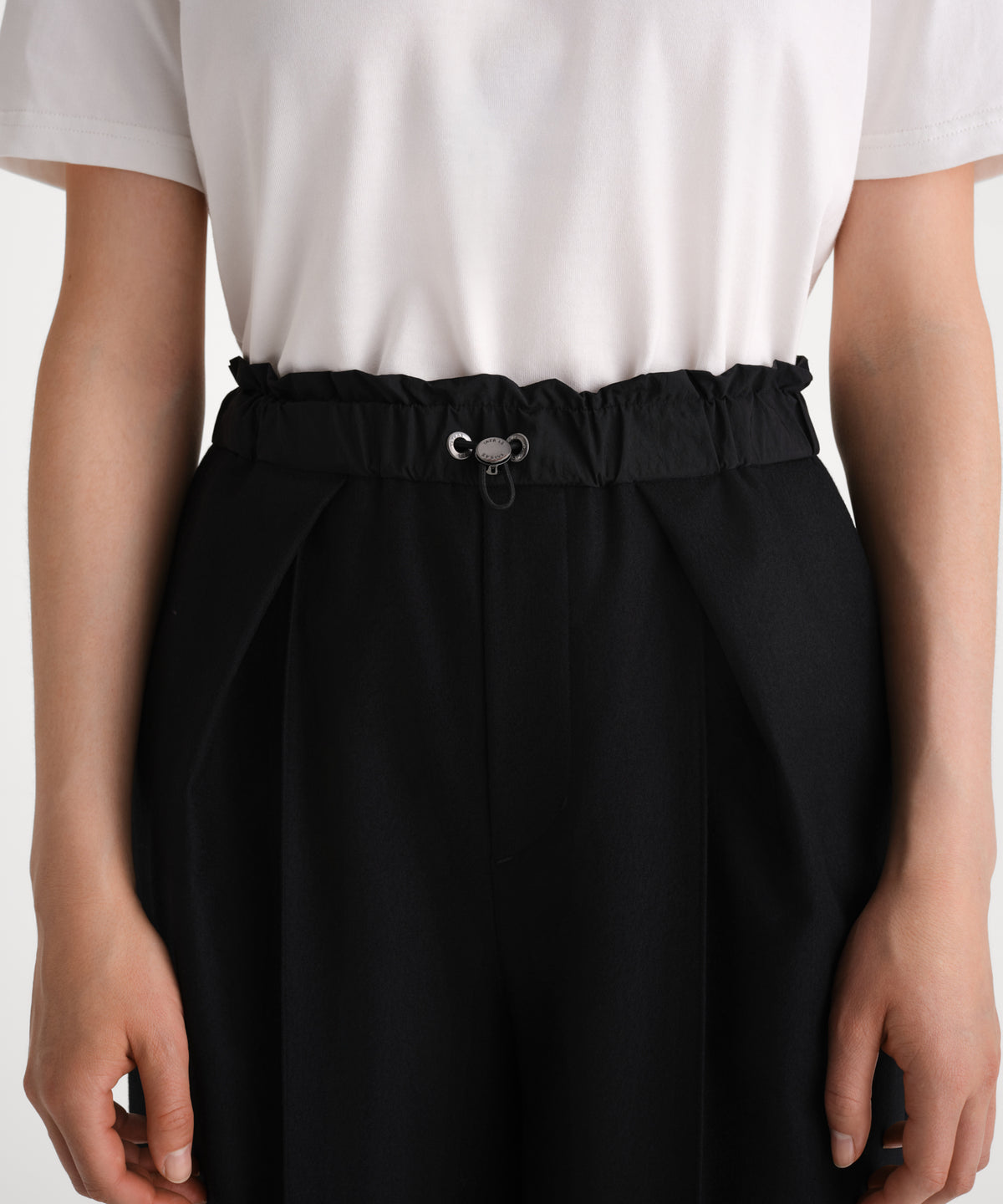 The model is 175 cm tall and is wearing a size 2 in BLACK.