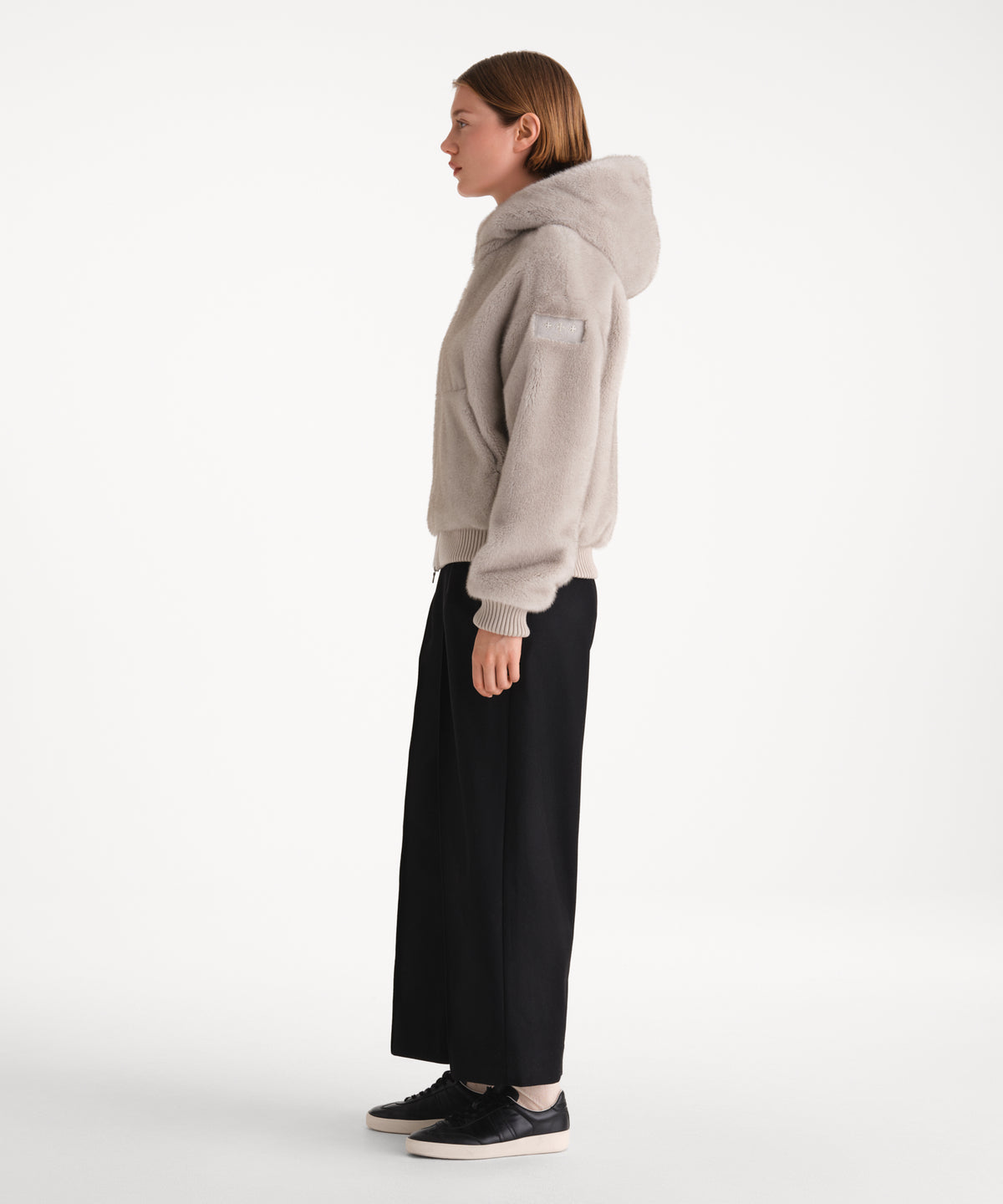 The model is 175 cm tall and is wearing a size 2 in LIGHT GRAY.