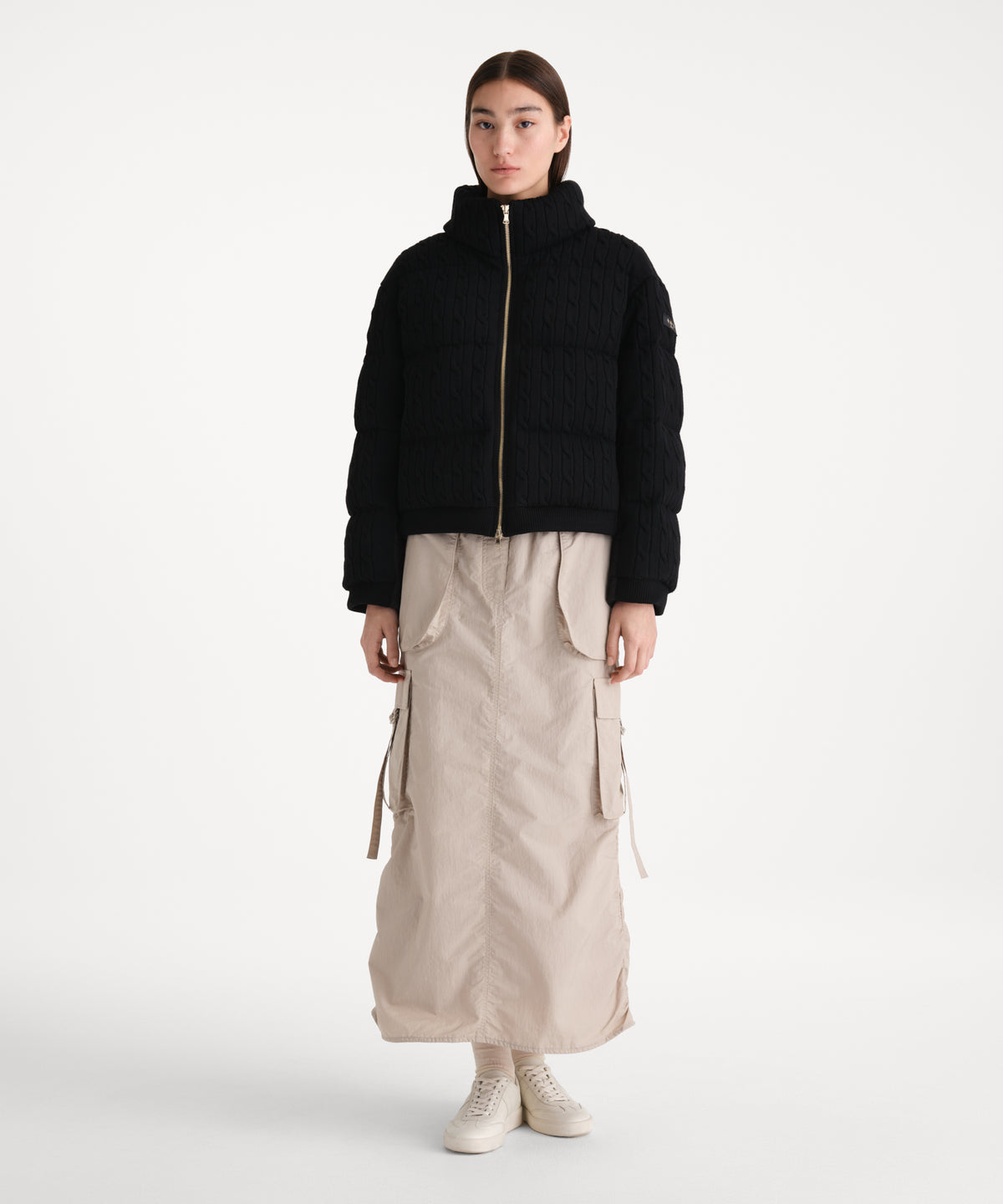 La modella è alta 176 cm e indossa una taglia 2 in NERO.