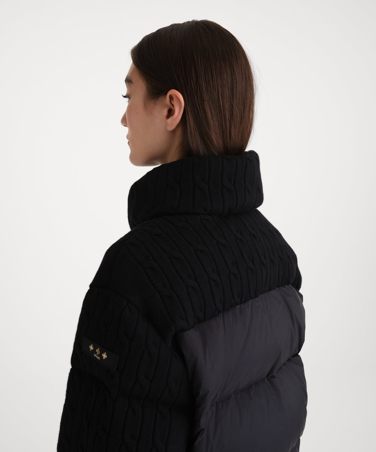 La modella è alta 176 cm e indossa una taglia 2 in NERO.