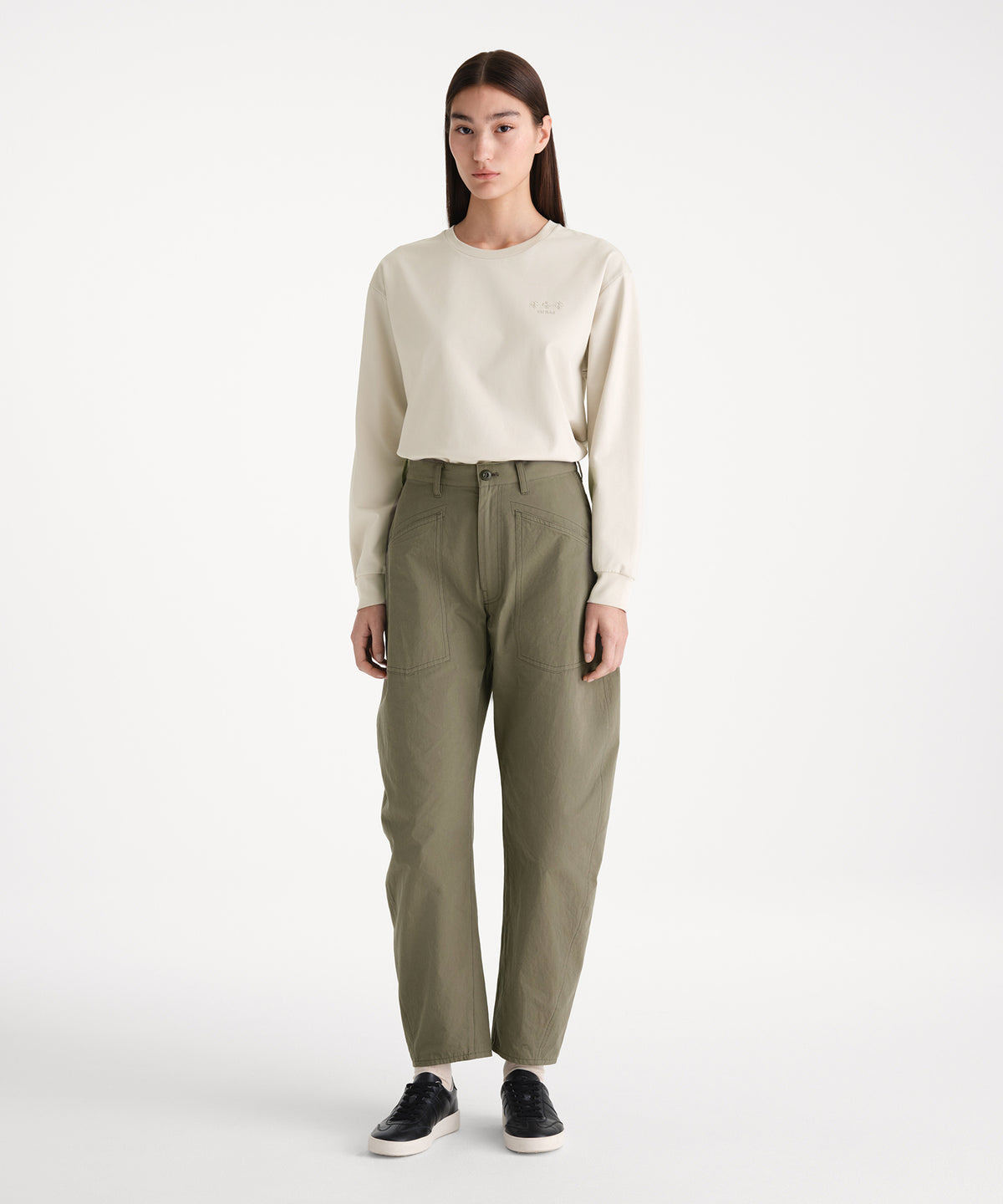 La modella è alta 176 cm e indossa una taglia 2 in KAKI.