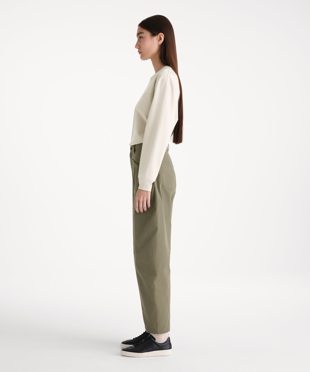 La modella è alta 176 cm e indossa una taglia 2 in KAKI.