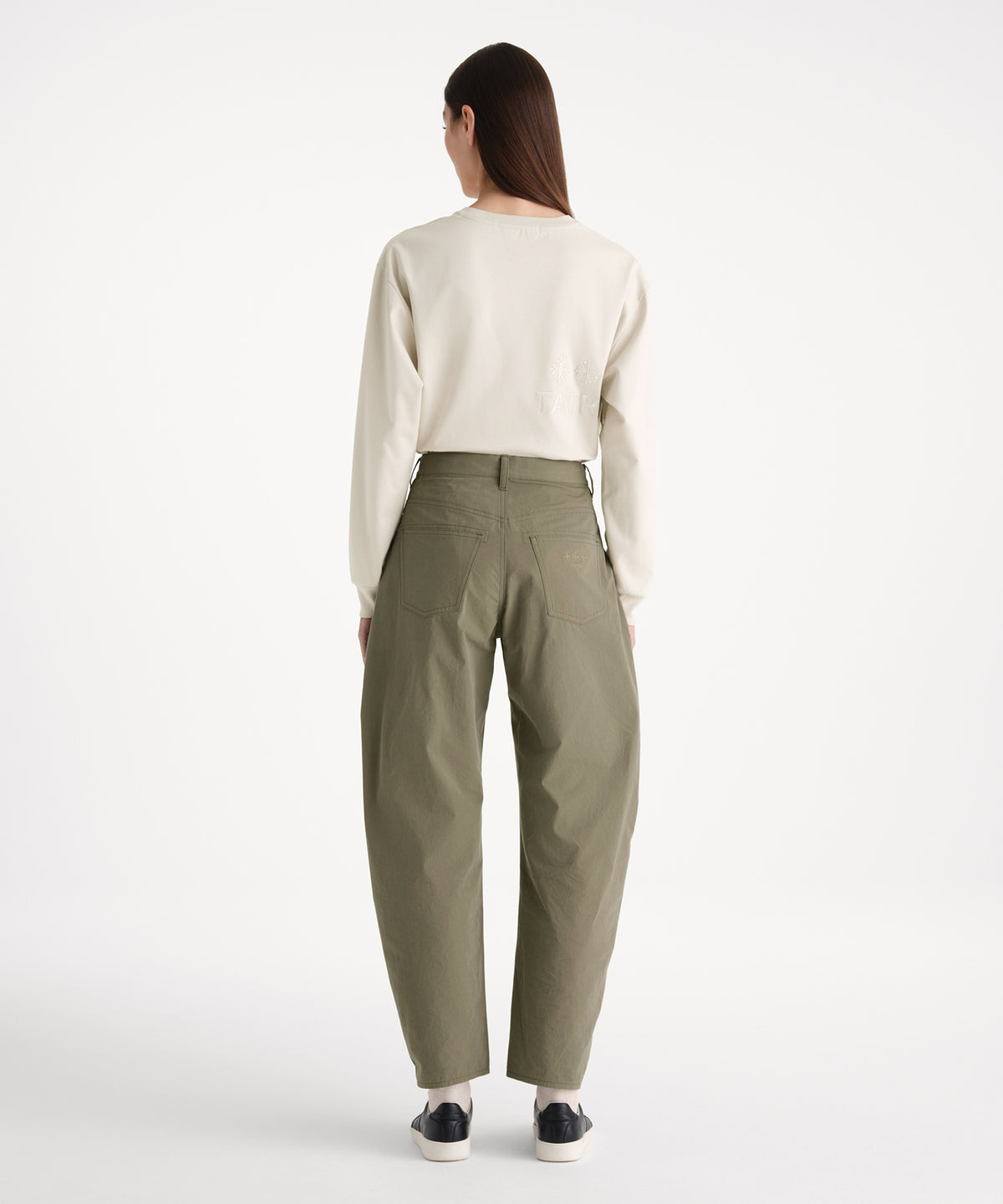 La modella è alta 176 cm e indossa una taglia 2 in KAKI.