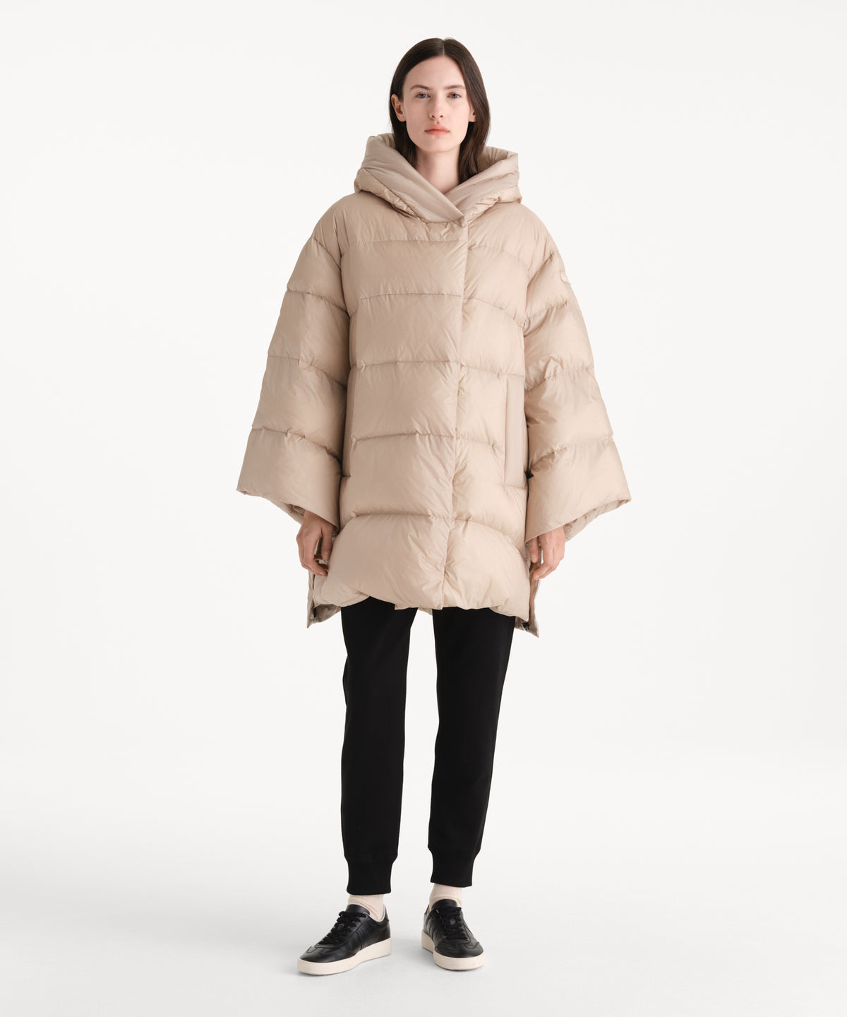 The model is 176 cm tall and is wearing a size 2 in LIGHT BEIGE.