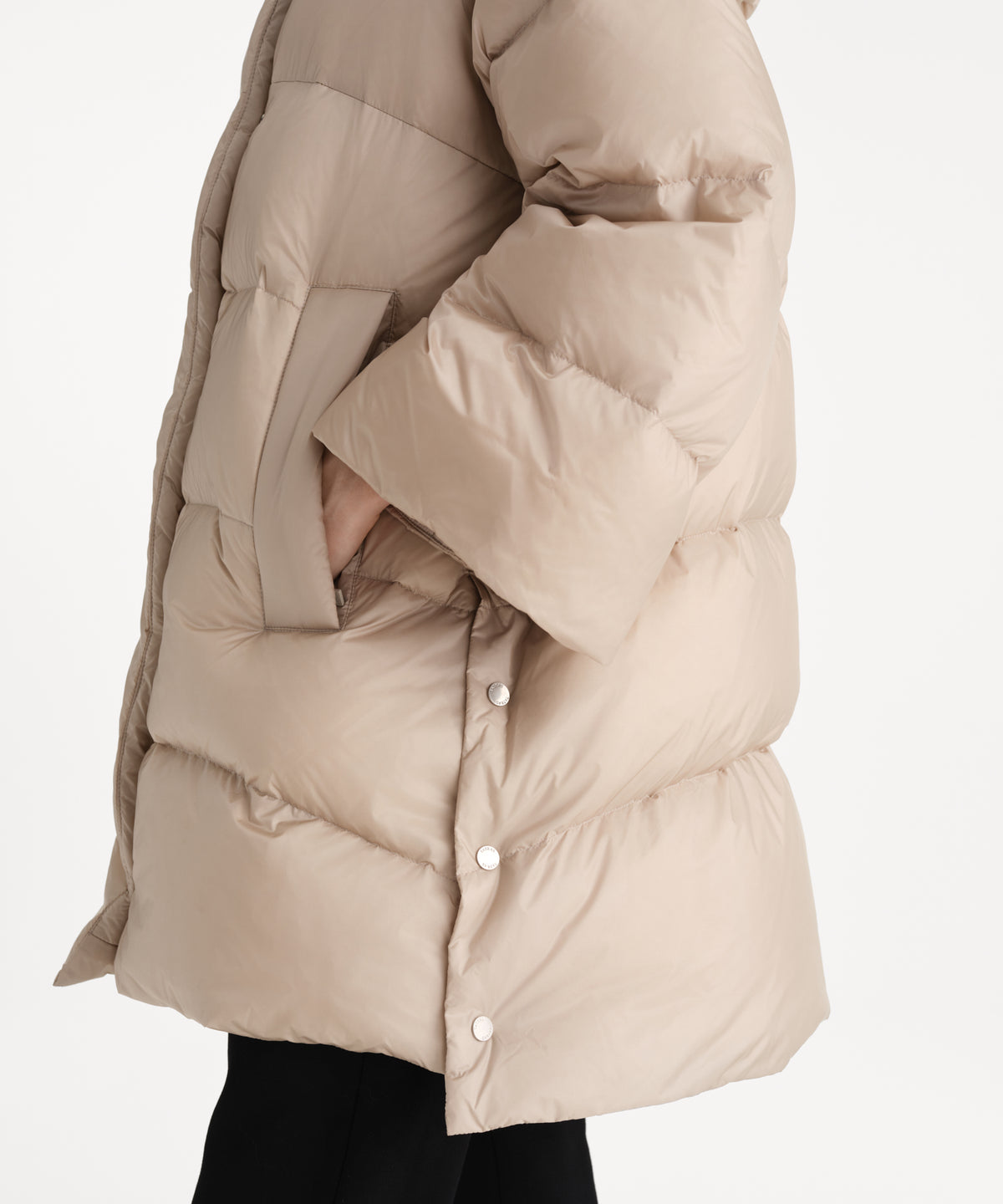 The model is 176 cm tall and is wearing a size 2 in LIGHT BEIGE.