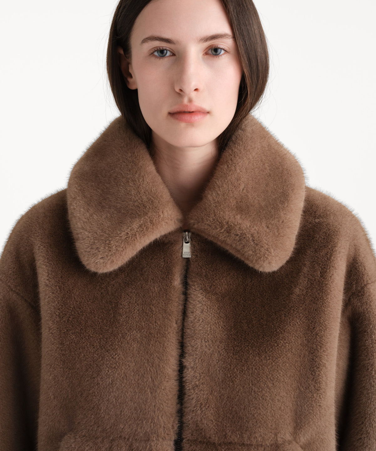 The model is 176 cm tall and is wearing a size 2 in MOCHA.