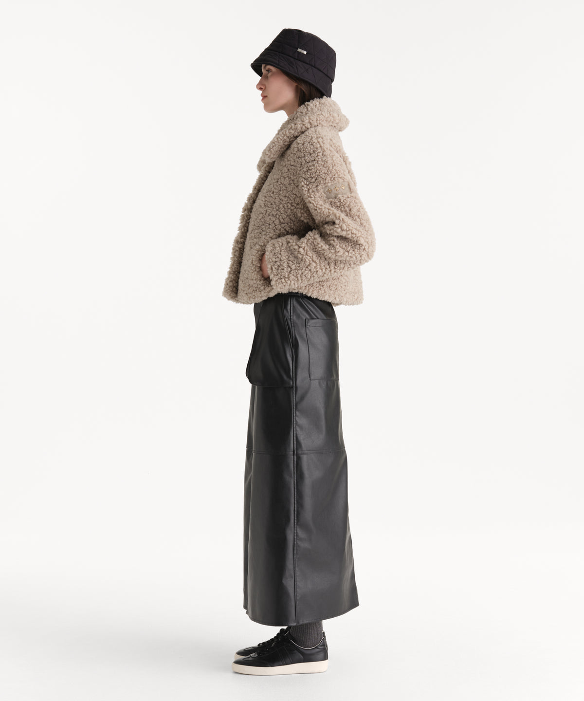 La modella è alta 176 cm e indossa una taglia unica in NERO.