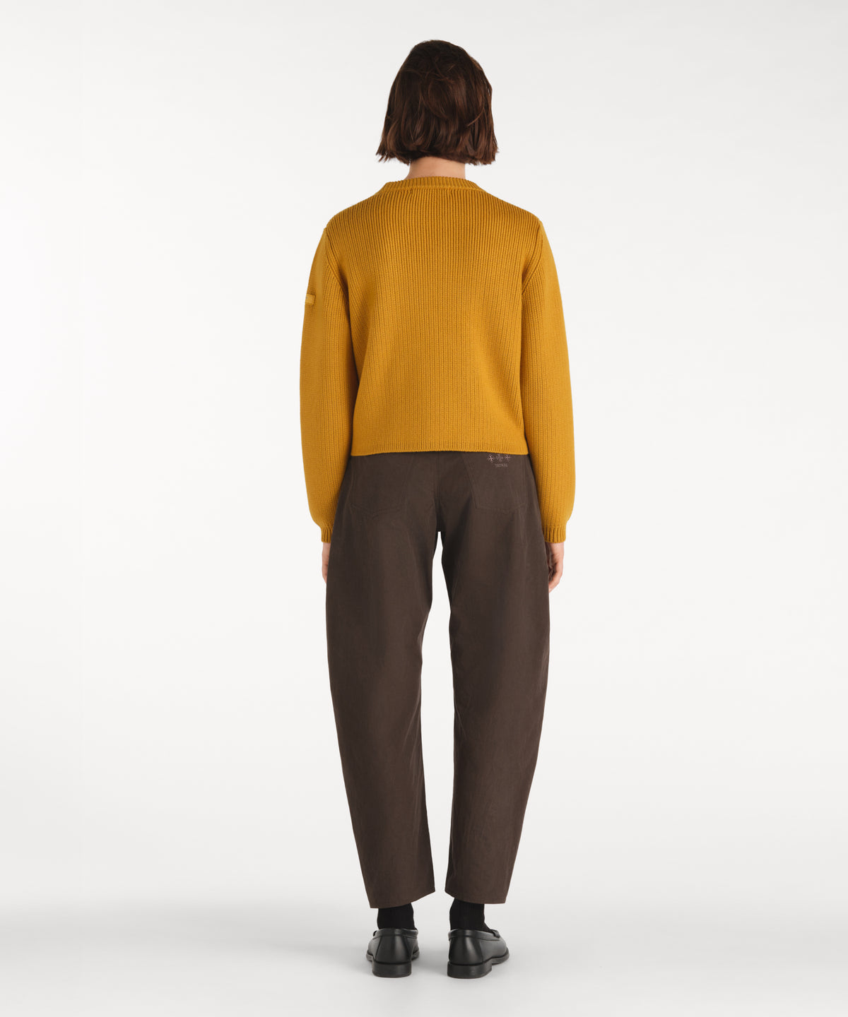 The model is 177 cm tall and is wearing a size 2 in MUSTARD.