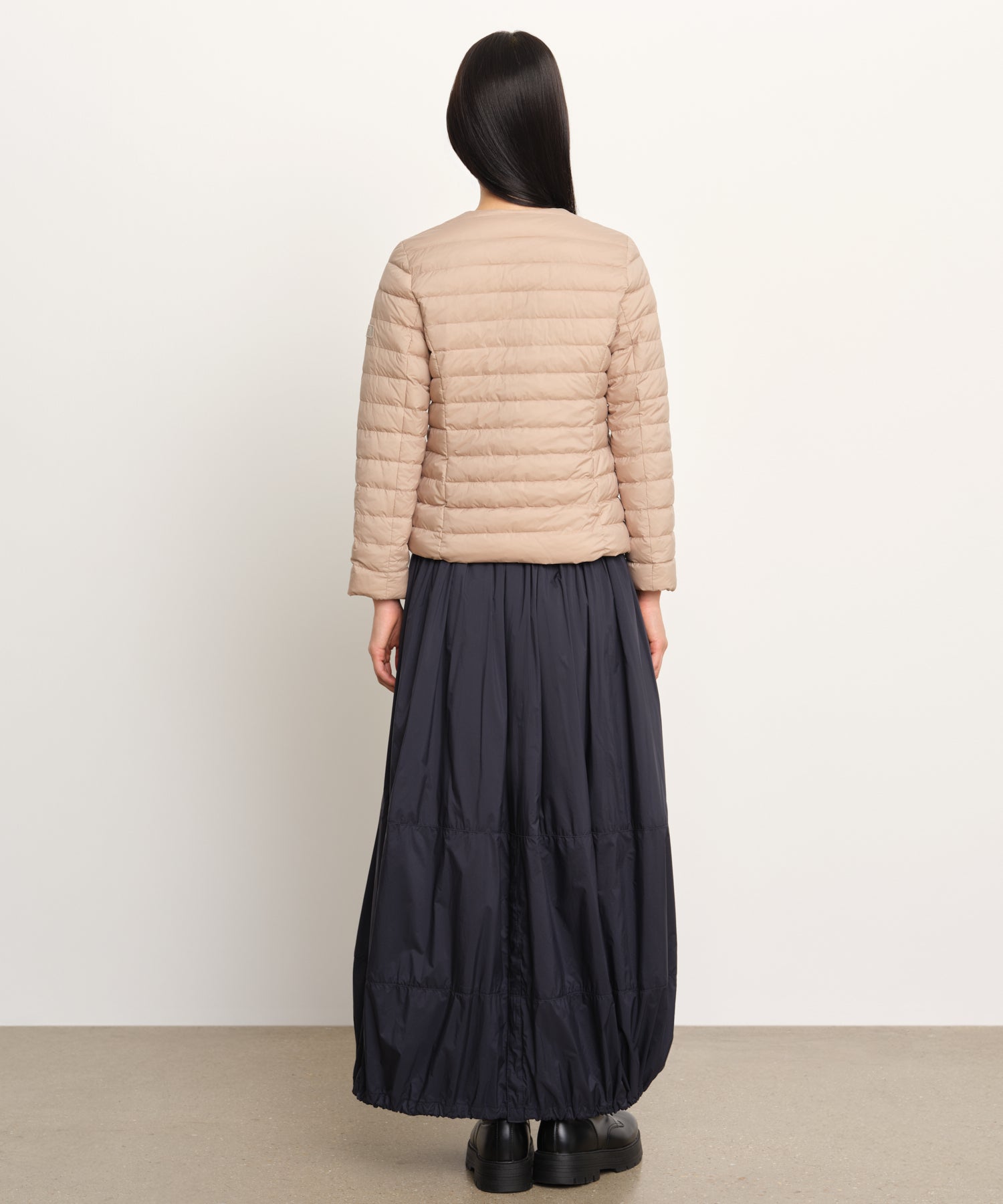 The model is 177 cm tall and is wearing a size 2 in Beige.