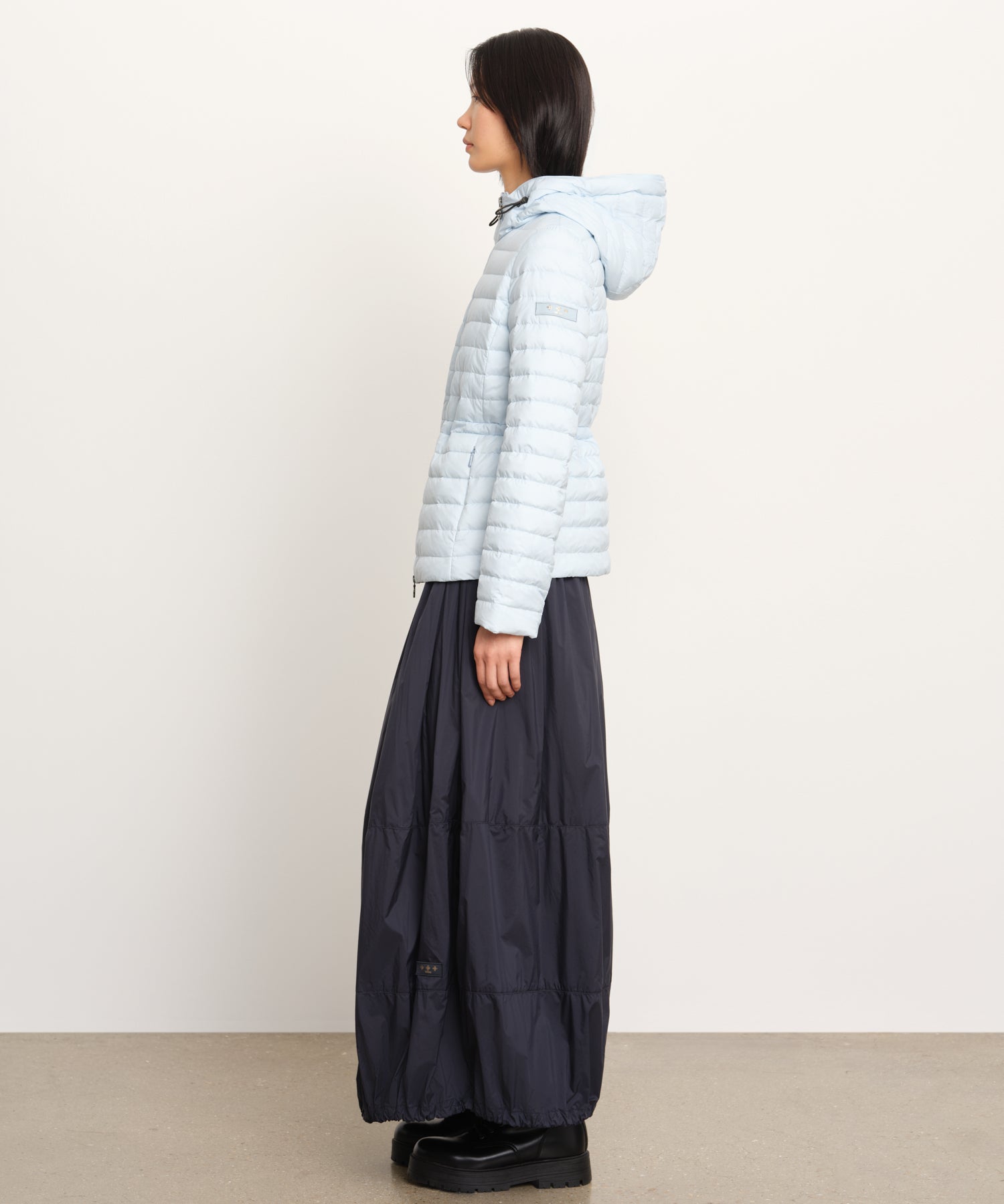 The model is 177 cm tall and is wearing a size 2 in Sax.