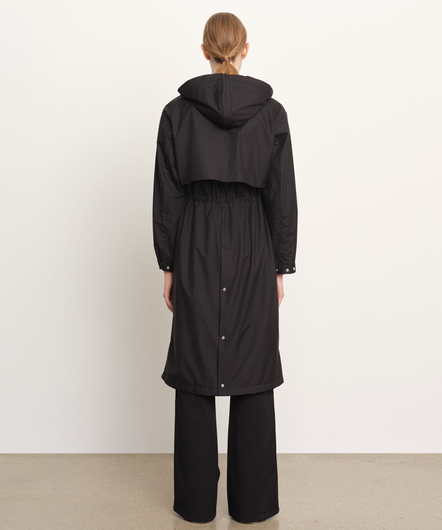 The model is 176 cm tall and is wearing a size 2 in Black.