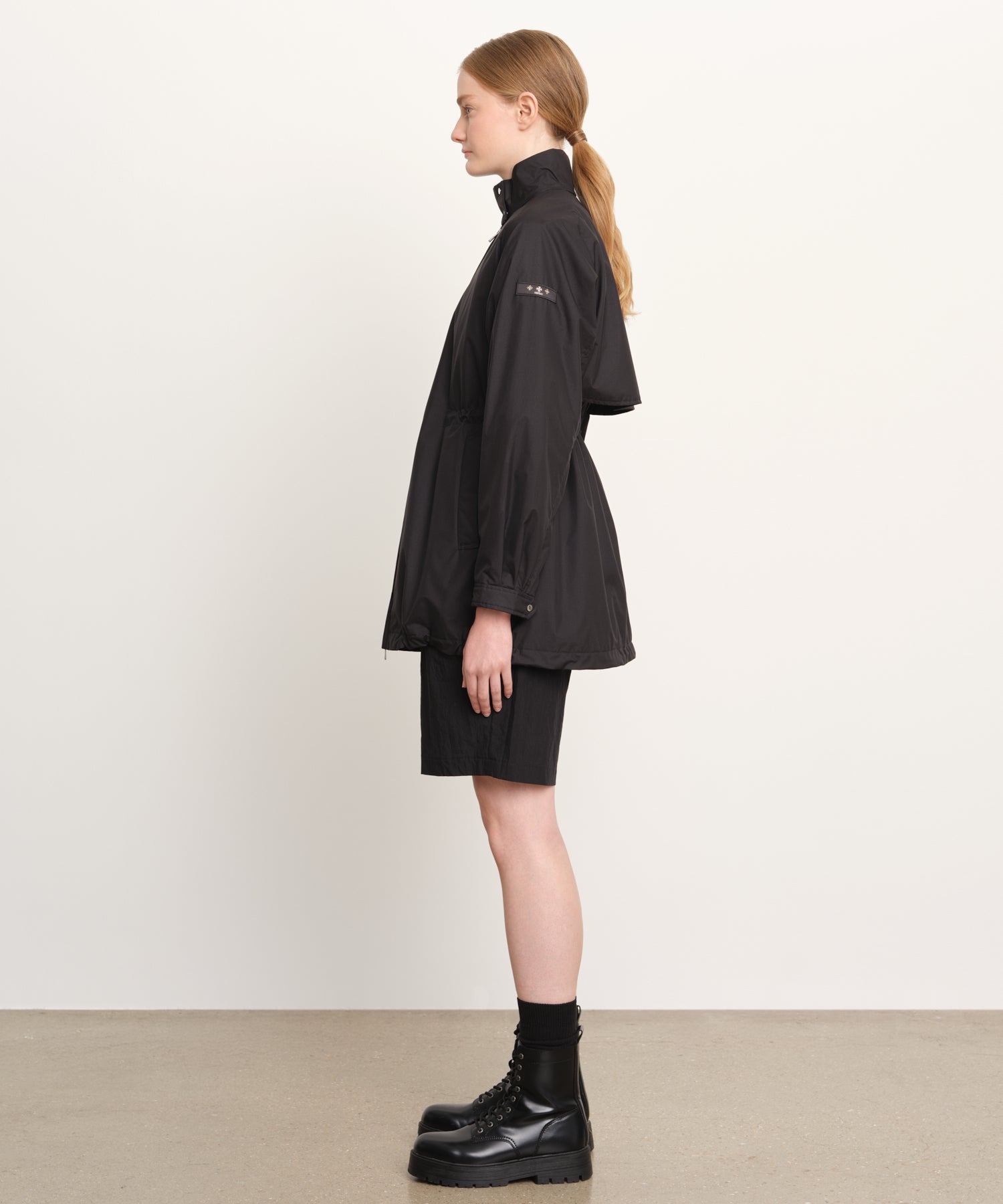 The model is 176 cm tall and is wearing a size 2 in Black.
