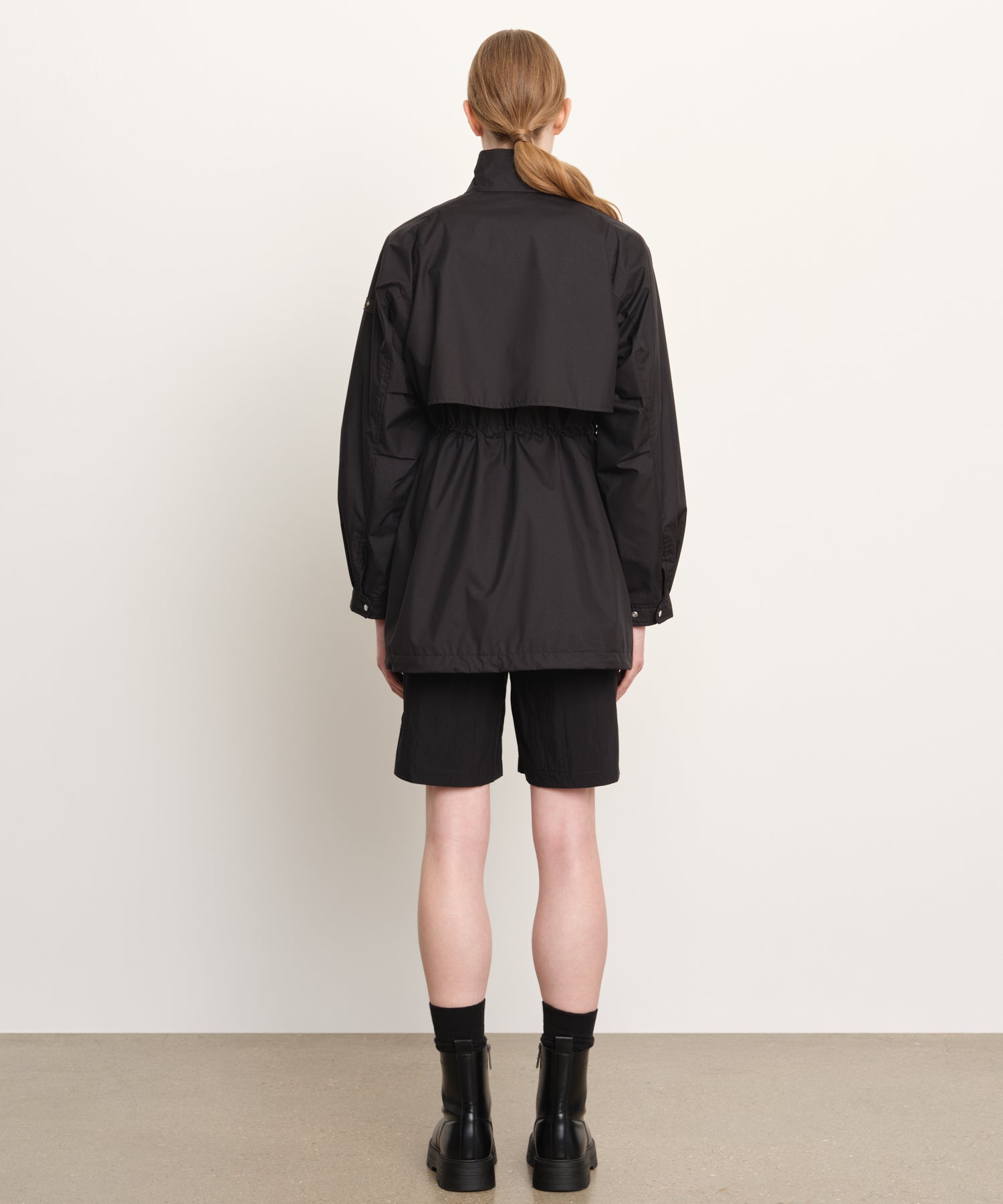 The model is 176 cm tall and is wearing a size 2 in Black.