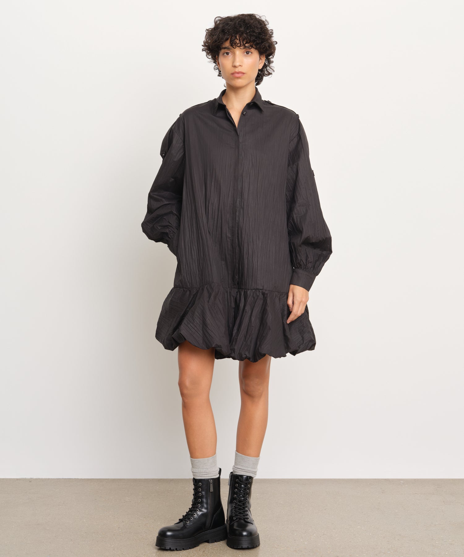 The model is 176 cm tall and is wearing a size 2 in Black.