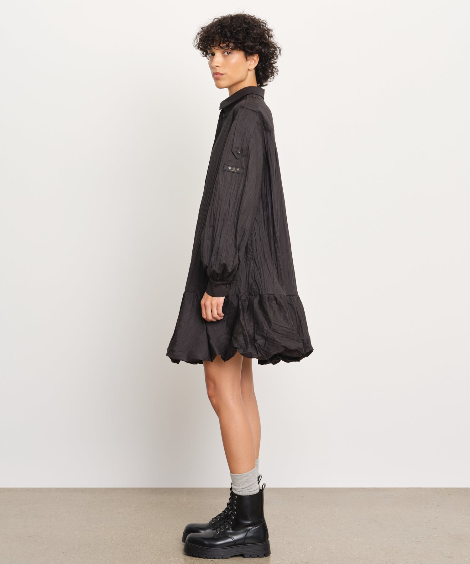 The model is 176 cm tall and is wearing a size 2 in Black.