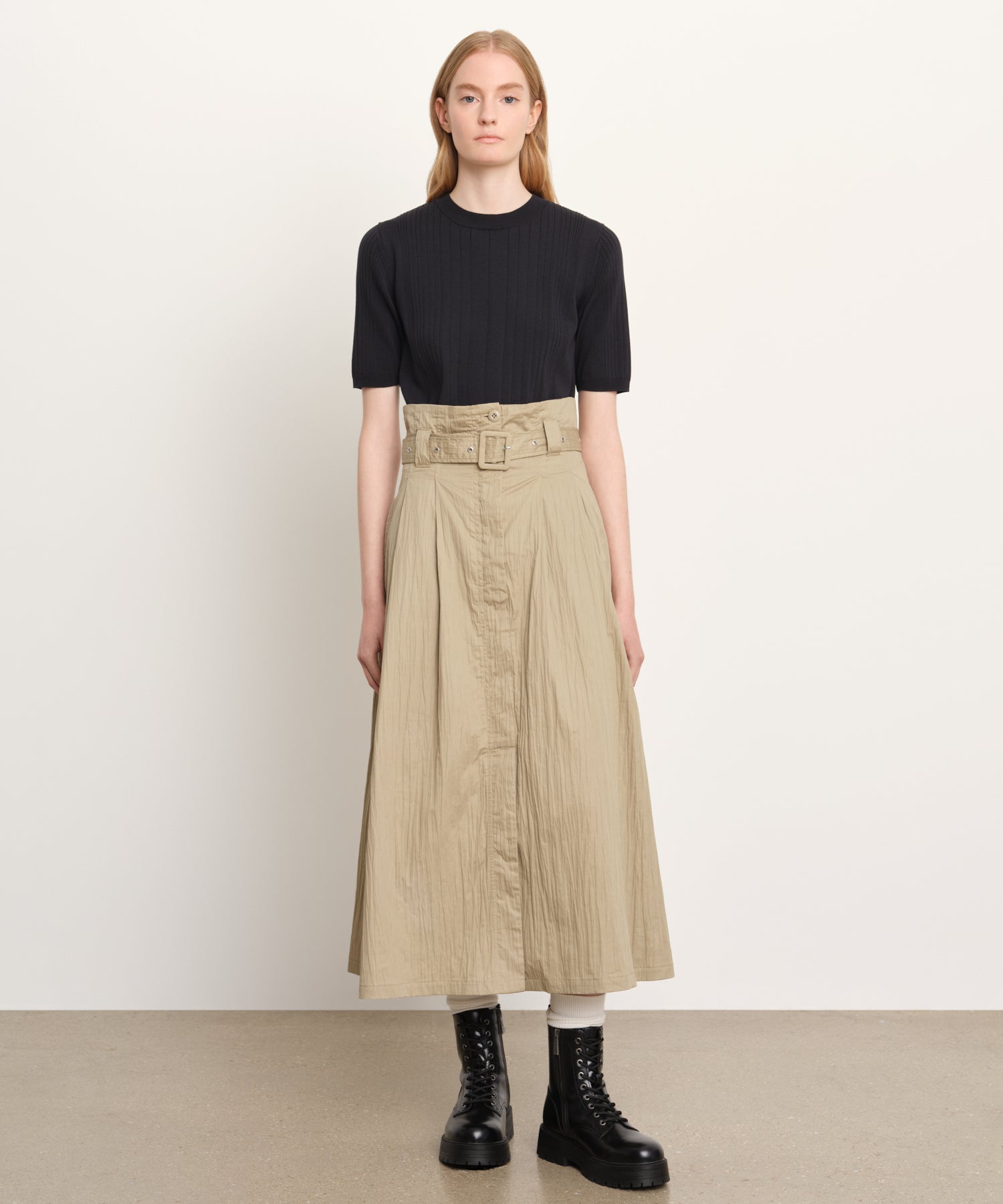 La modella è alta 176 cm e indossa una taglia 2 nel colore beige.