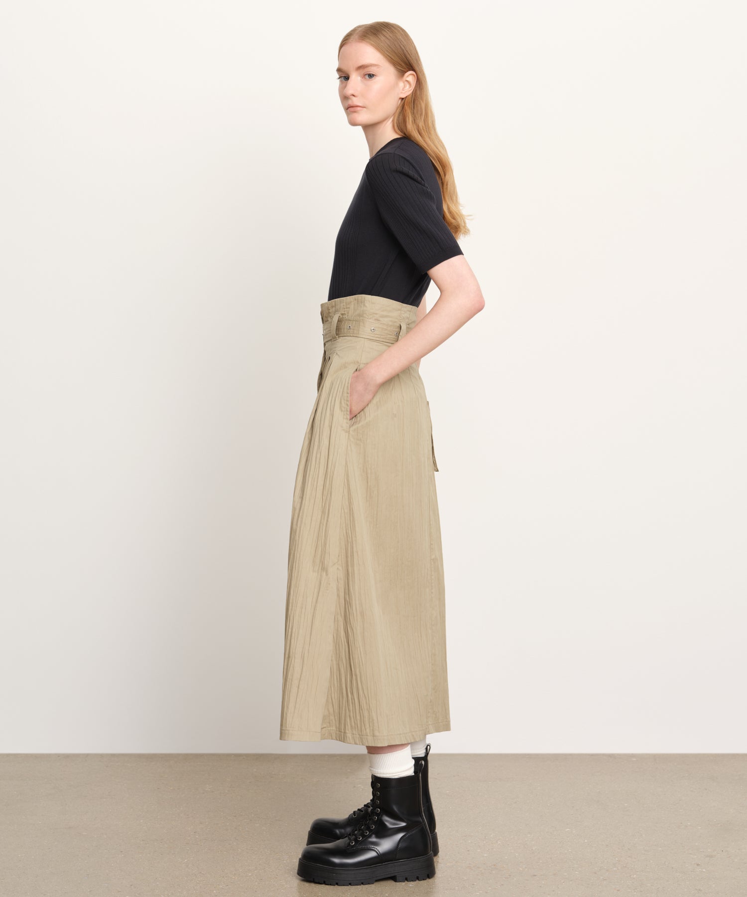 La modella è alta 176 cm e indossa una taglia 2 nel colore beige.