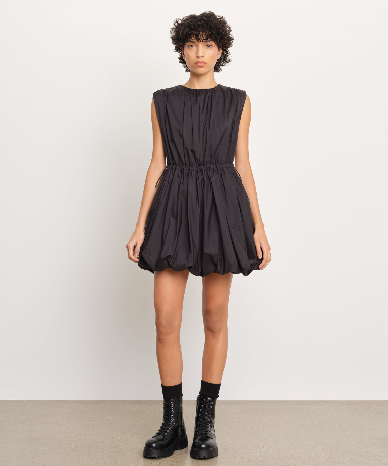 La modella è alta 176 cm e indossa una taglia 2 nel colore nero.