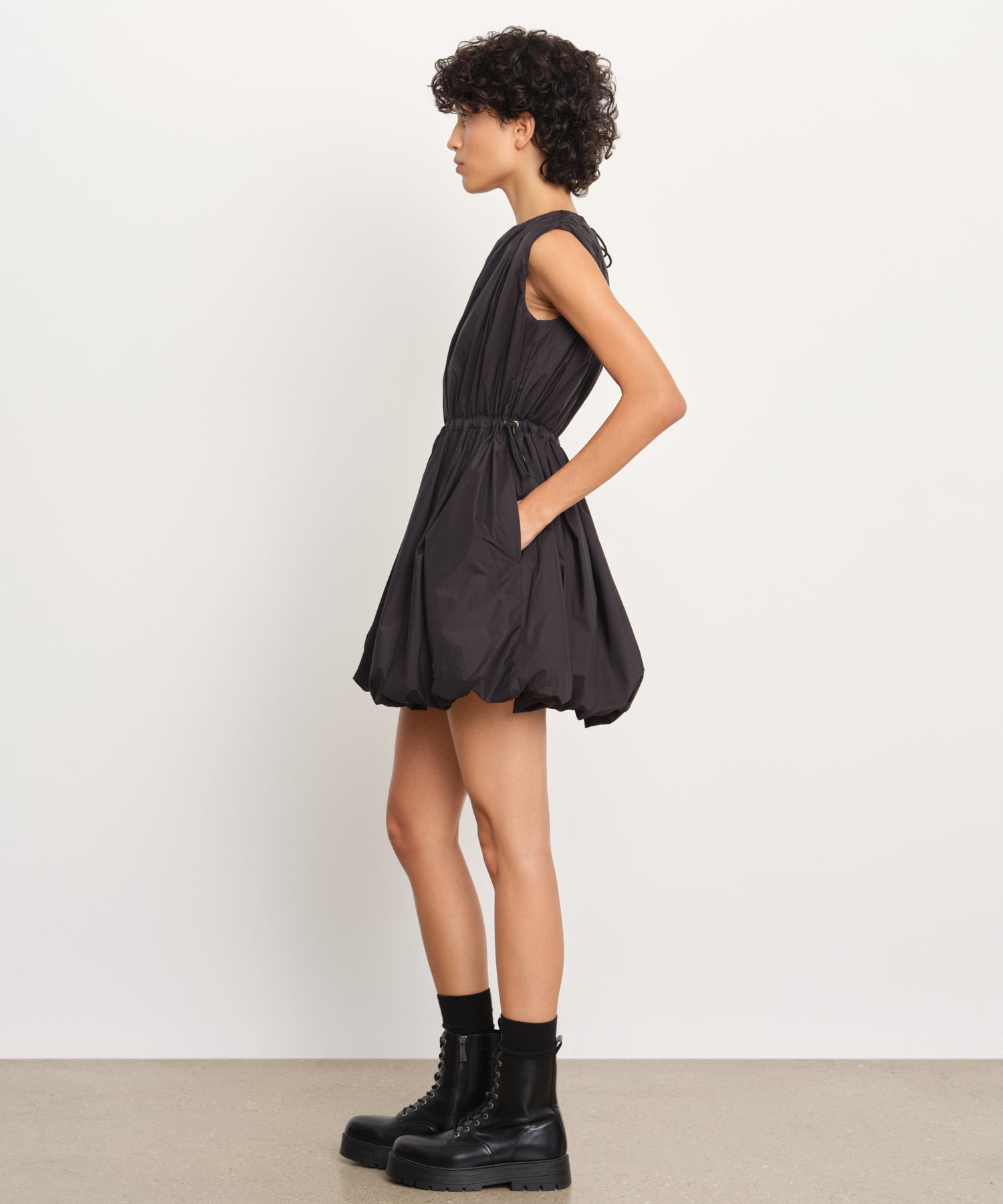 La modella è alta 176 cm e indossa una taglia 2 nel colore nero.