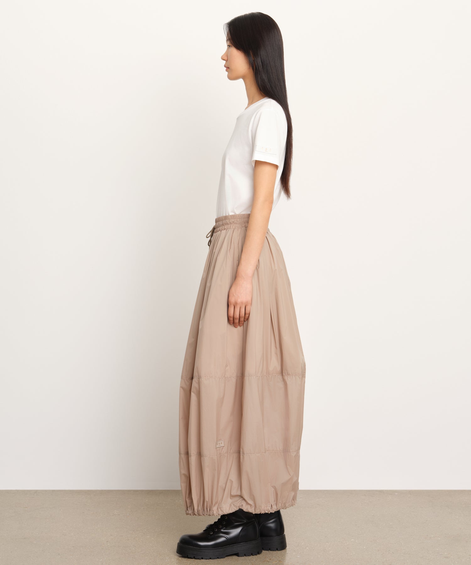 The model is 177 cm tall and is wearing a size 2 in BEIGE.