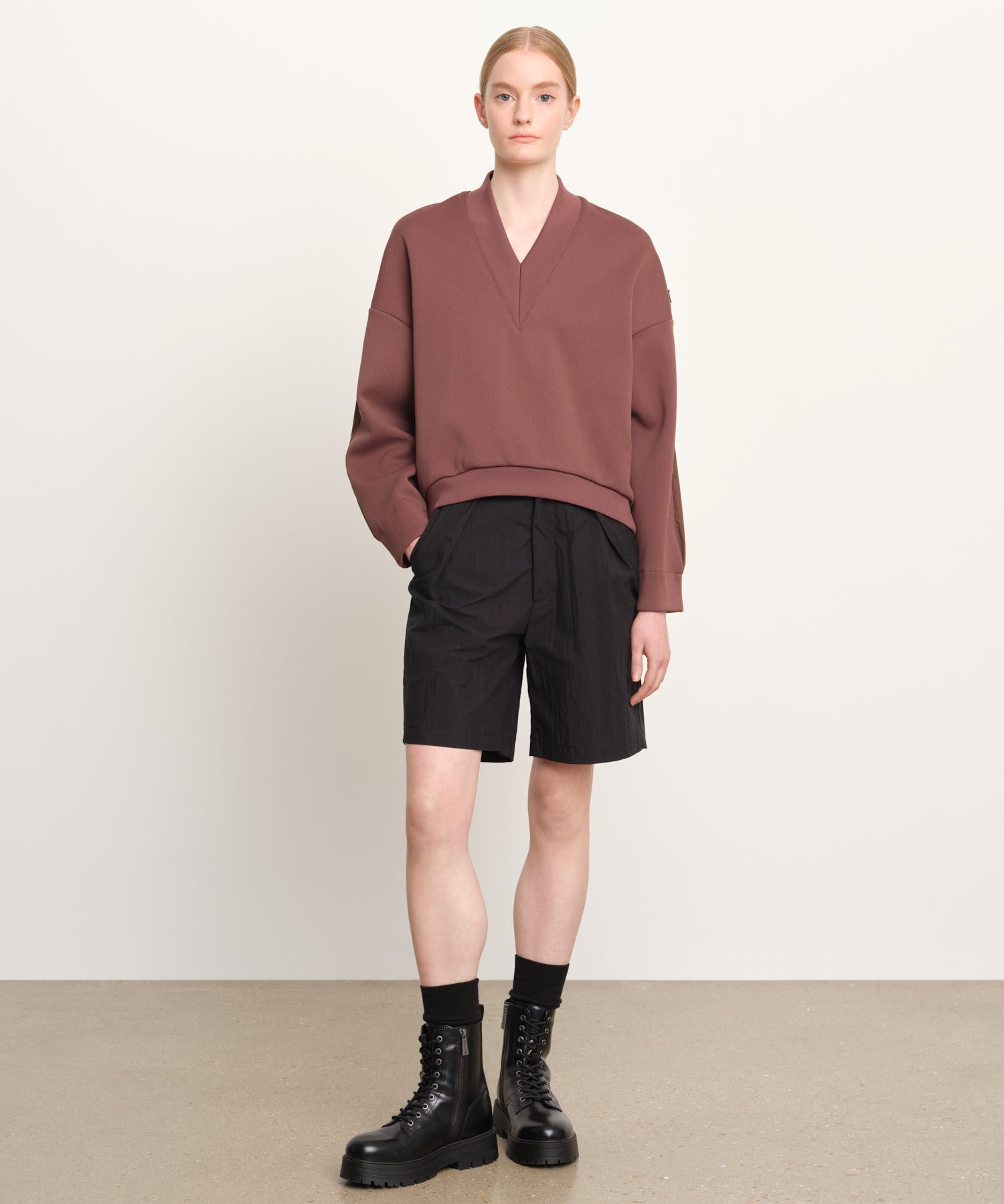 The model is 176 cm tall and is wearing a size 2 in Brown.