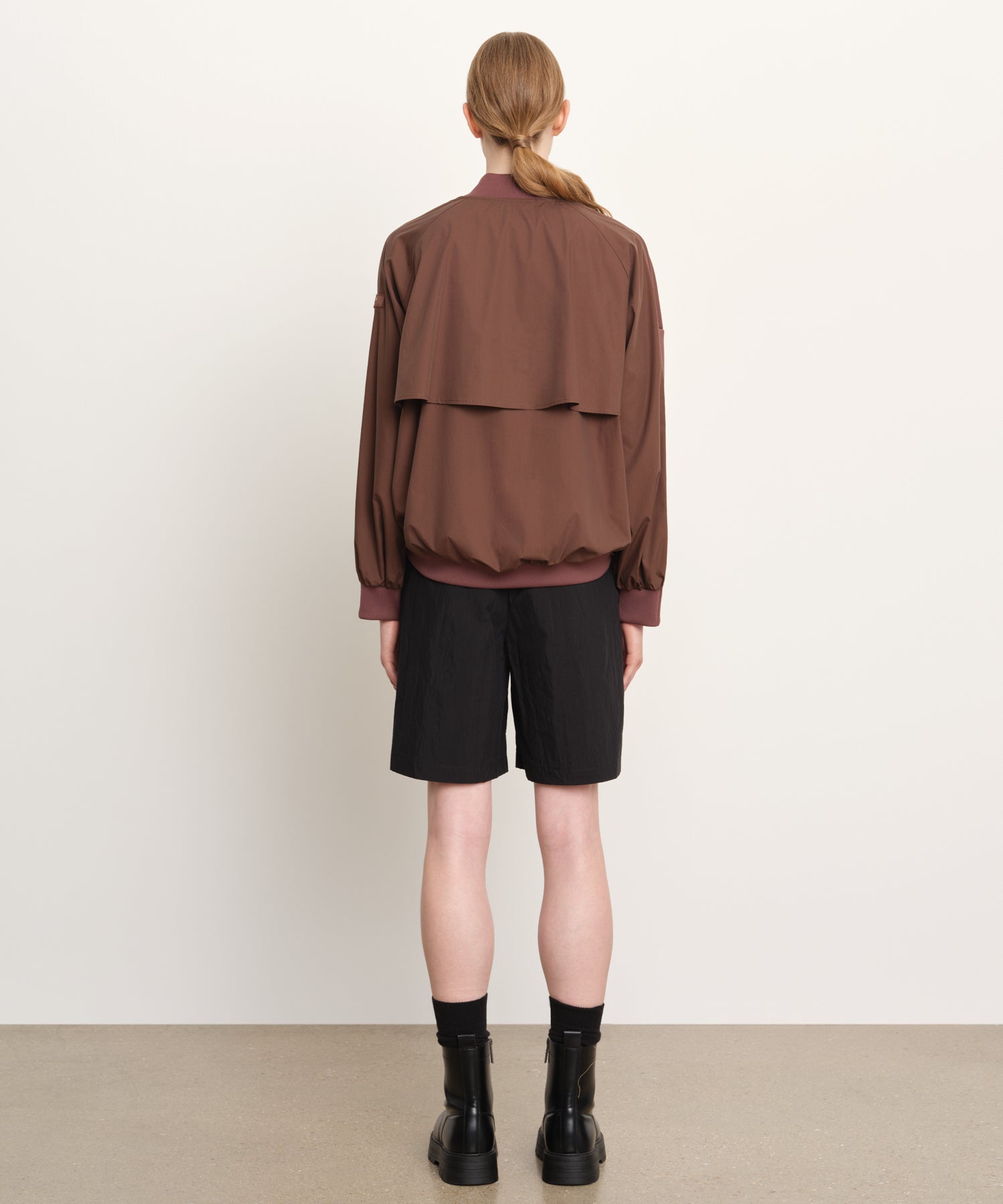 The model is 176 cm tall and is wearing a size 2 in Brown.