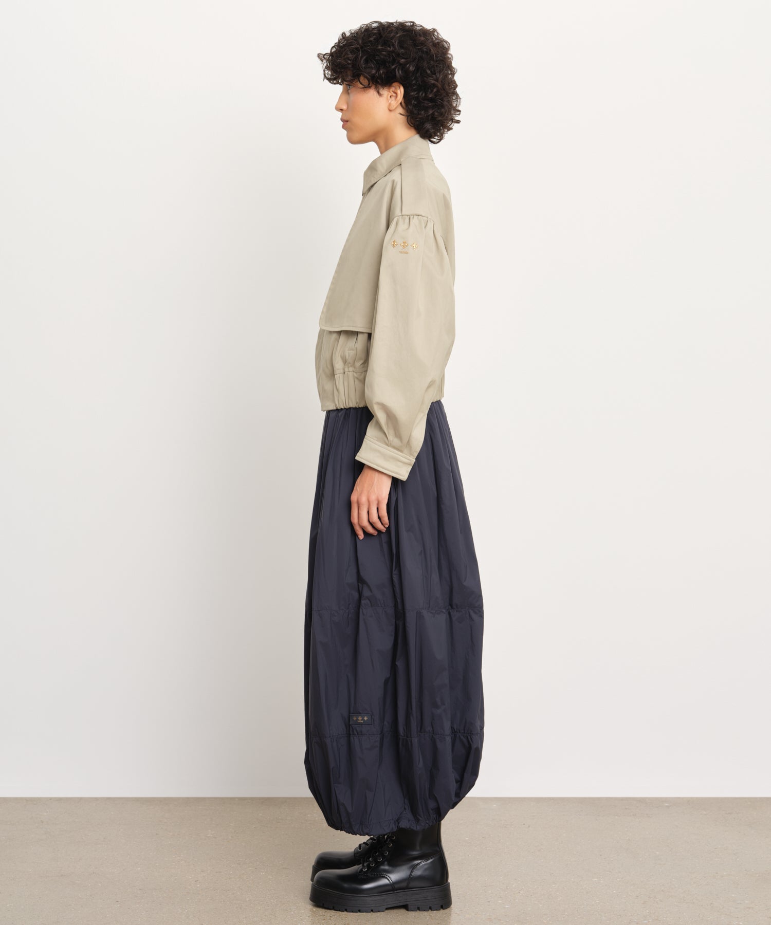 The model is 176 cm tall and is wearing a size 2 in Beige.