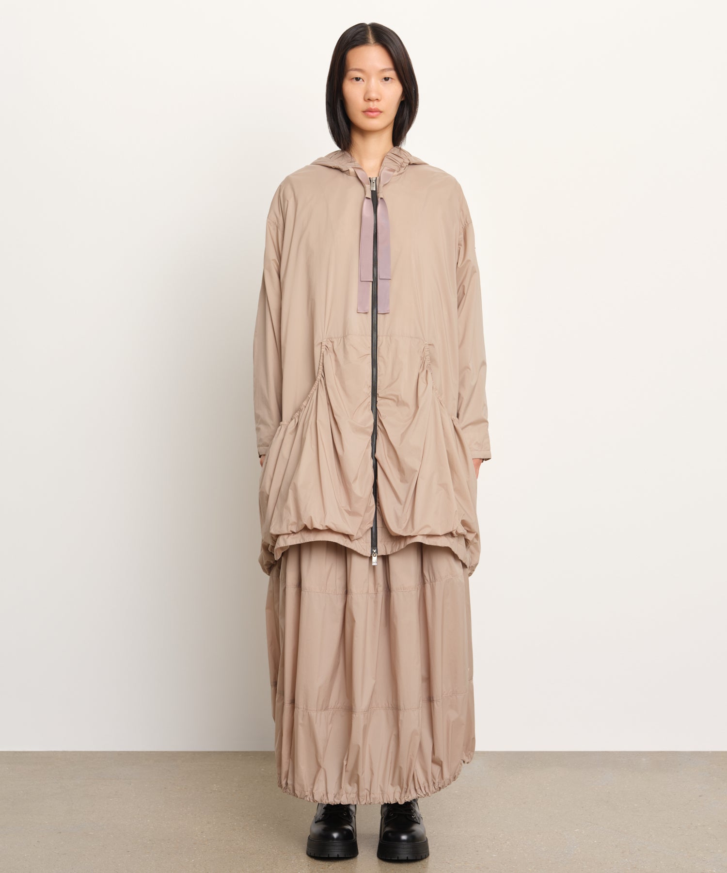 La modella è alta 177 cm e indossa una taglia 2 nel beige.