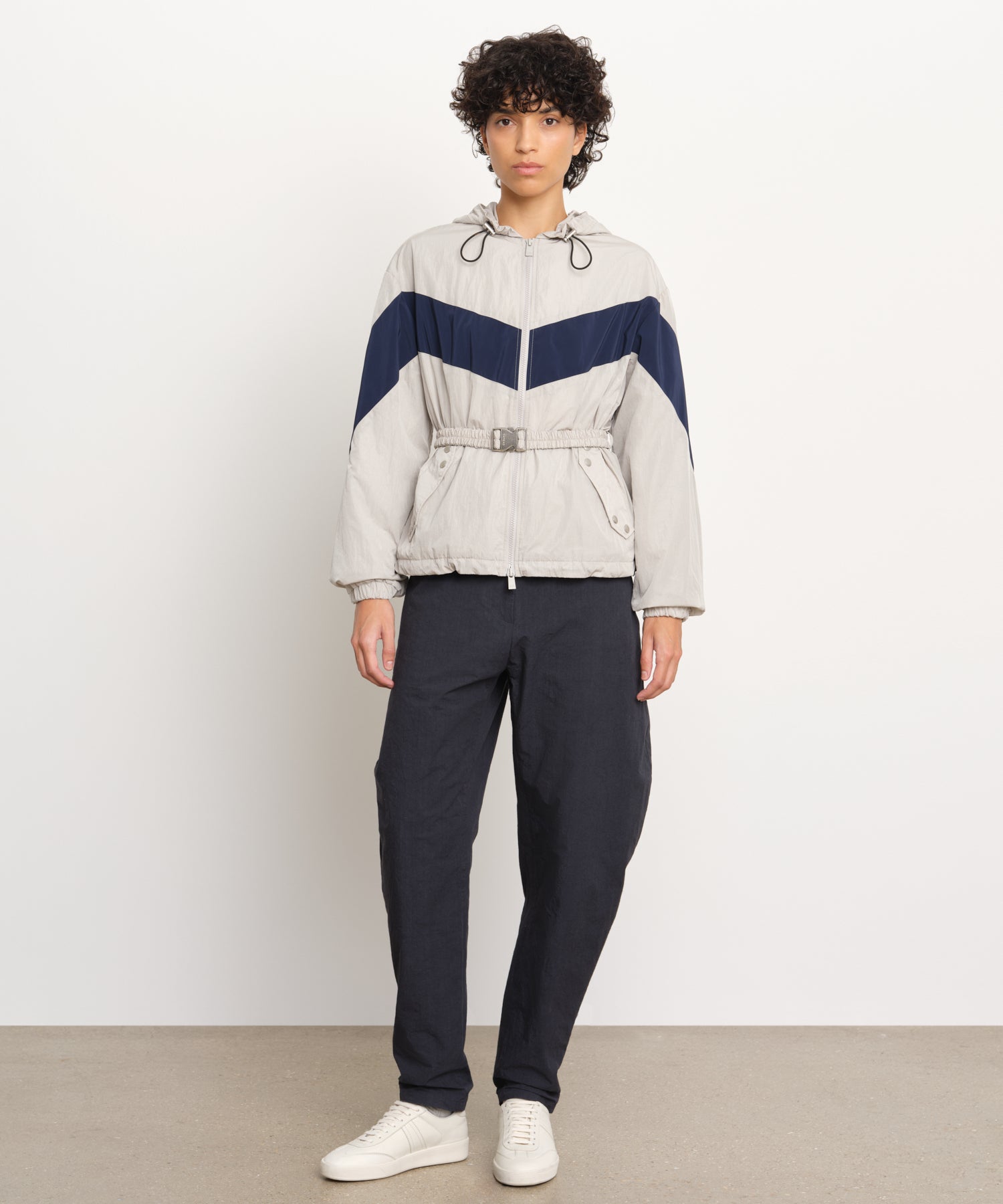 The model is 176 cm tall and is wearing a size 2 in Light Gray.