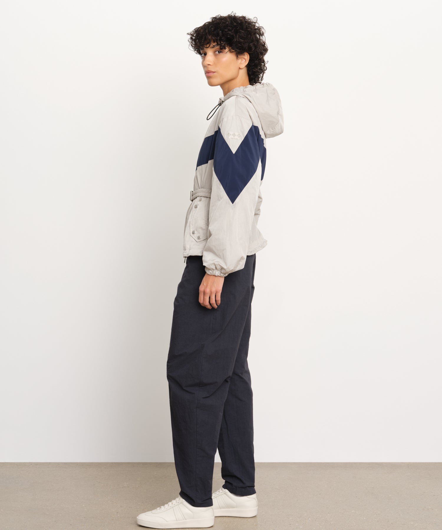 The model is 176 cm tall and is wearing a size 2 in Light Gray.