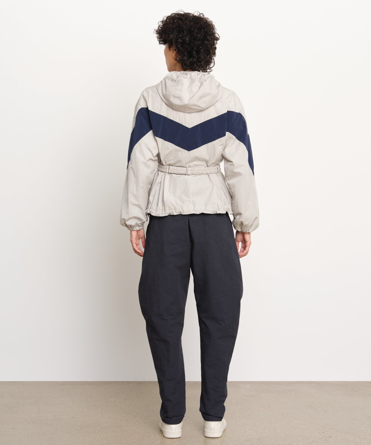 The model is 176 cm tall and is wearing a size 2 in Light Gray.