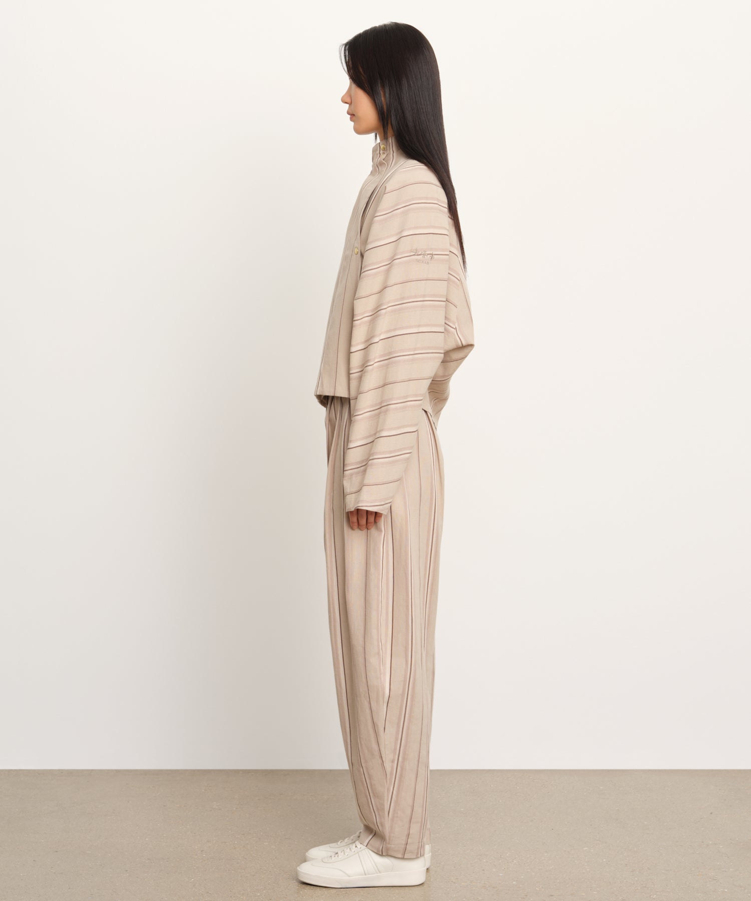 The model is 177 cm tall and is wearing a size 2 in Beige.