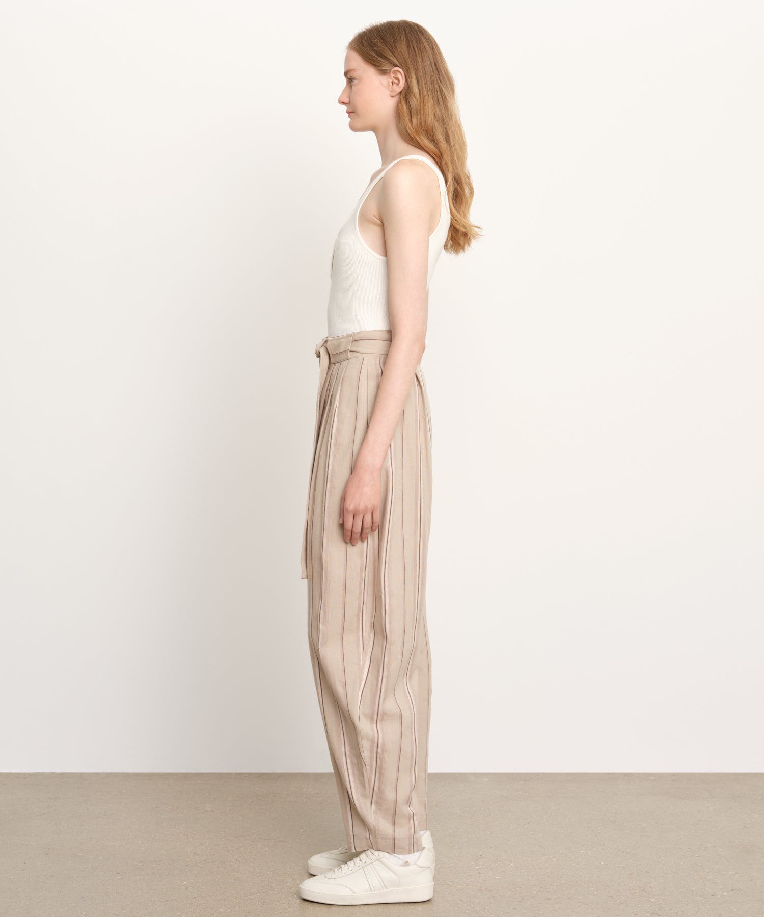 The model is 176 cm tall and is wearing a size 2 in Beige.