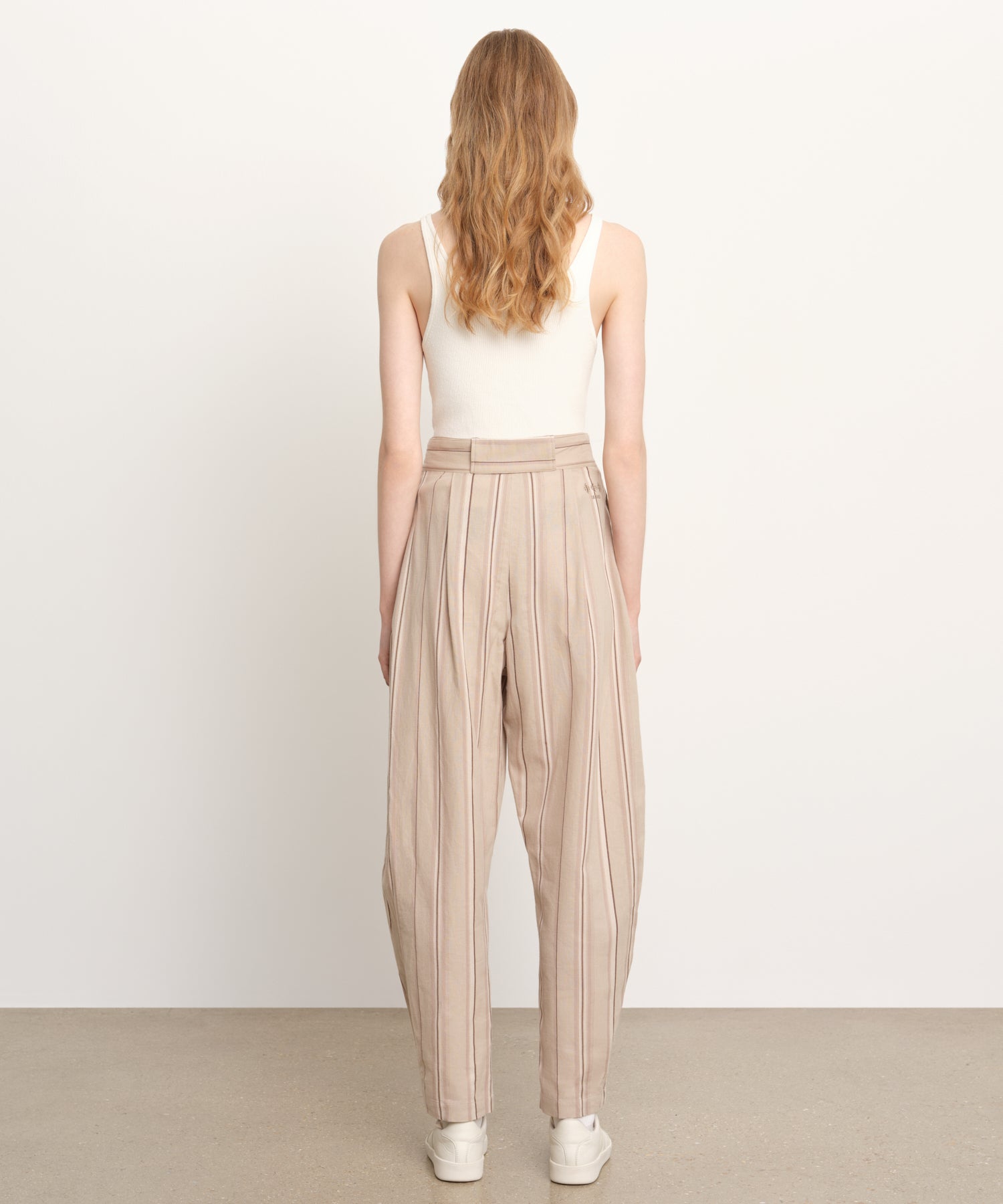 The model is 176 cm tall and is wearing a size 2 in Beige.