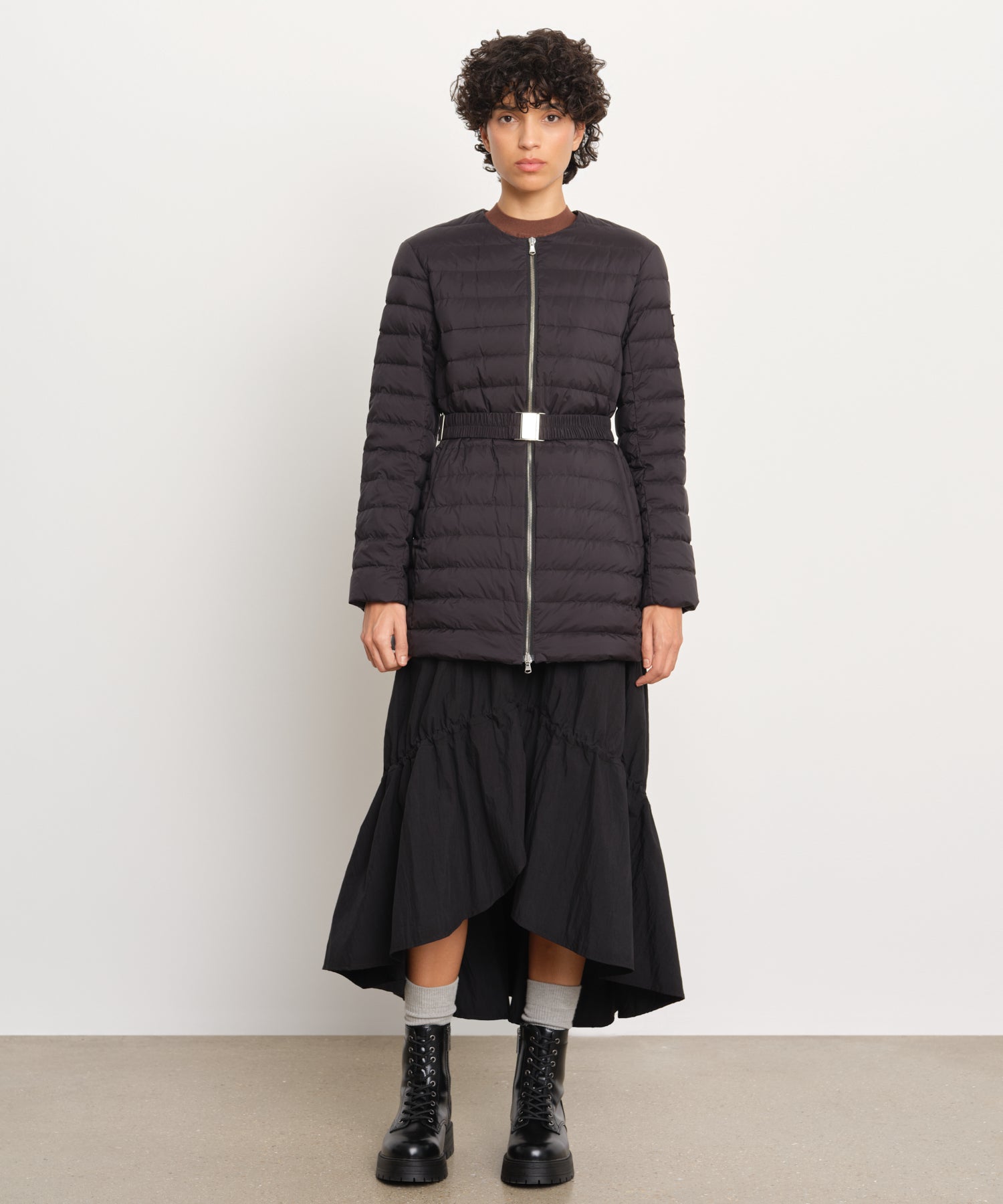 The model is 176 cm tall and is wearing a size 2 in Black.