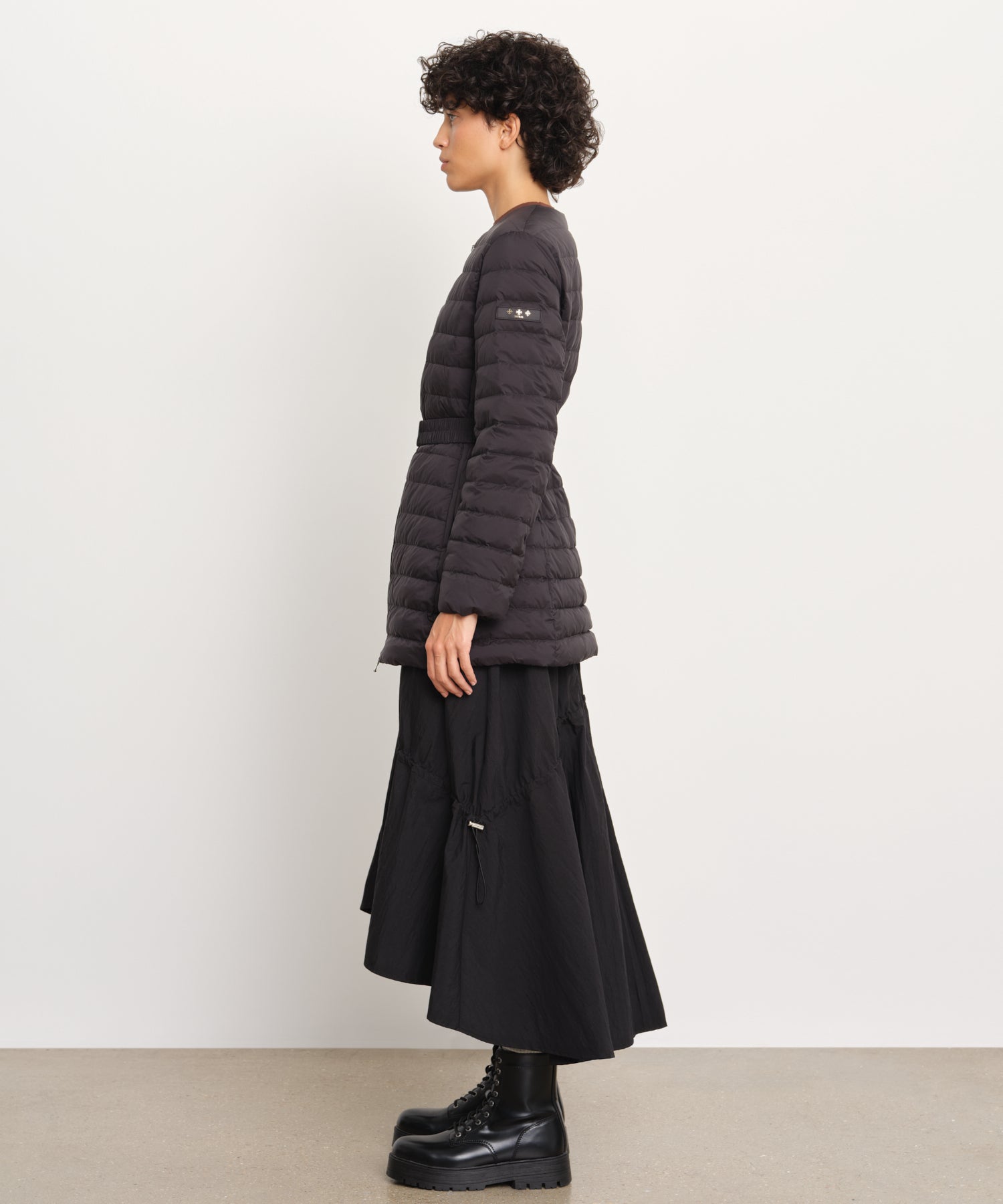 The model is 176 cm tall and is wearing a size 2 in Black.