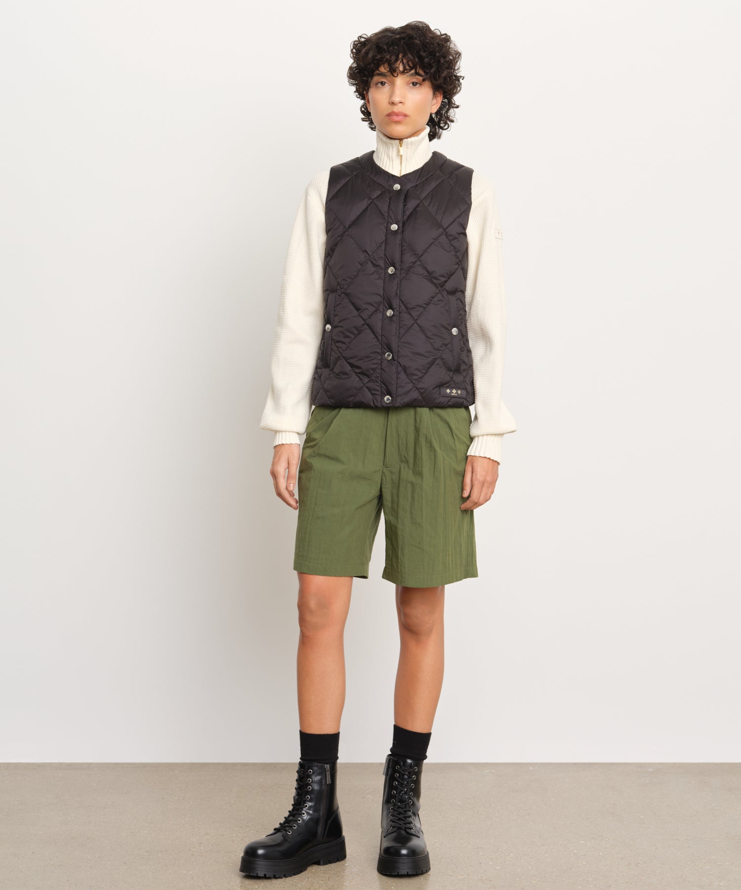 The model is 176 cm tall and is wearing a size 2 in Black.