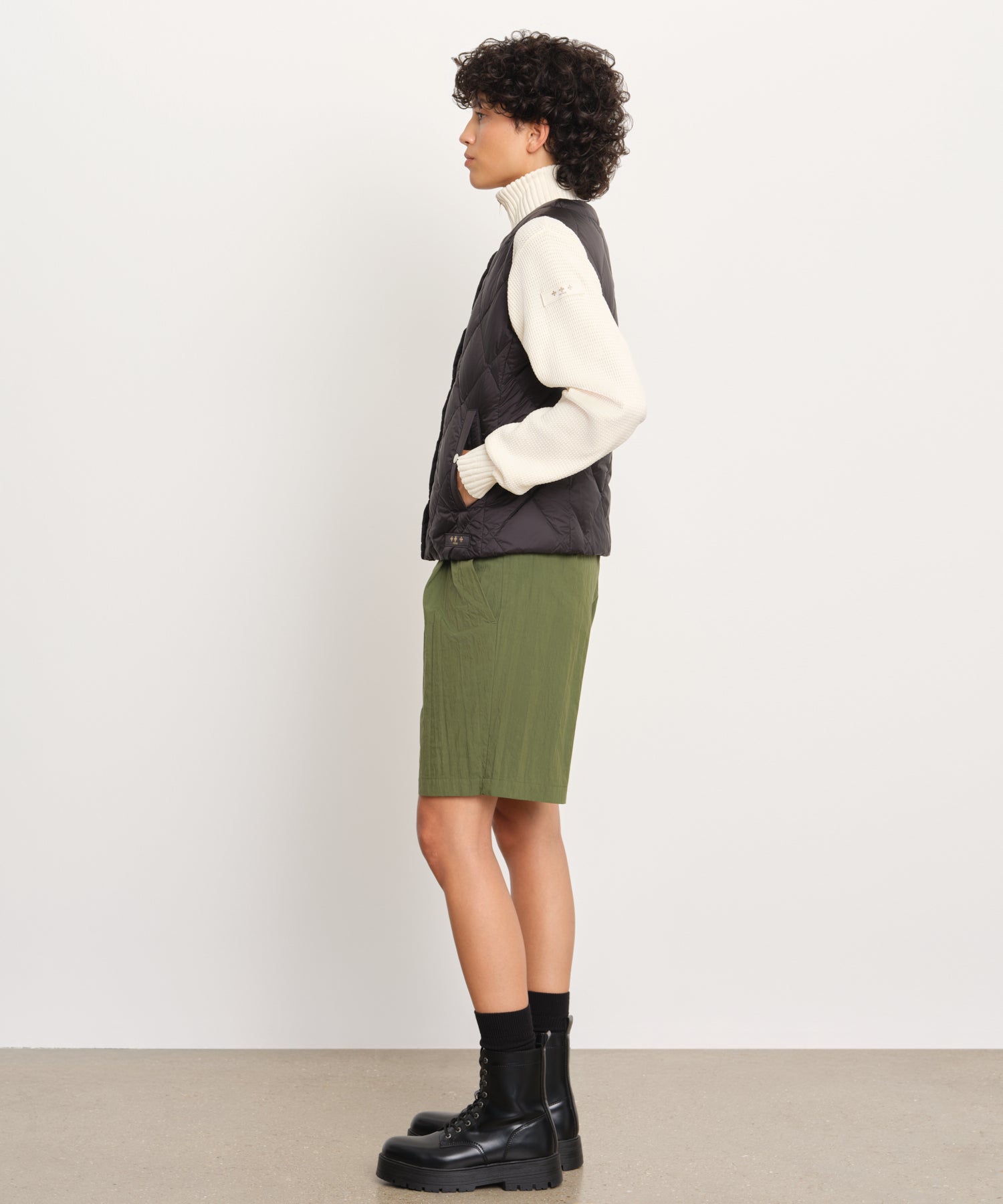 The model is 176 cm tall and is wearing a size 2 in Black.