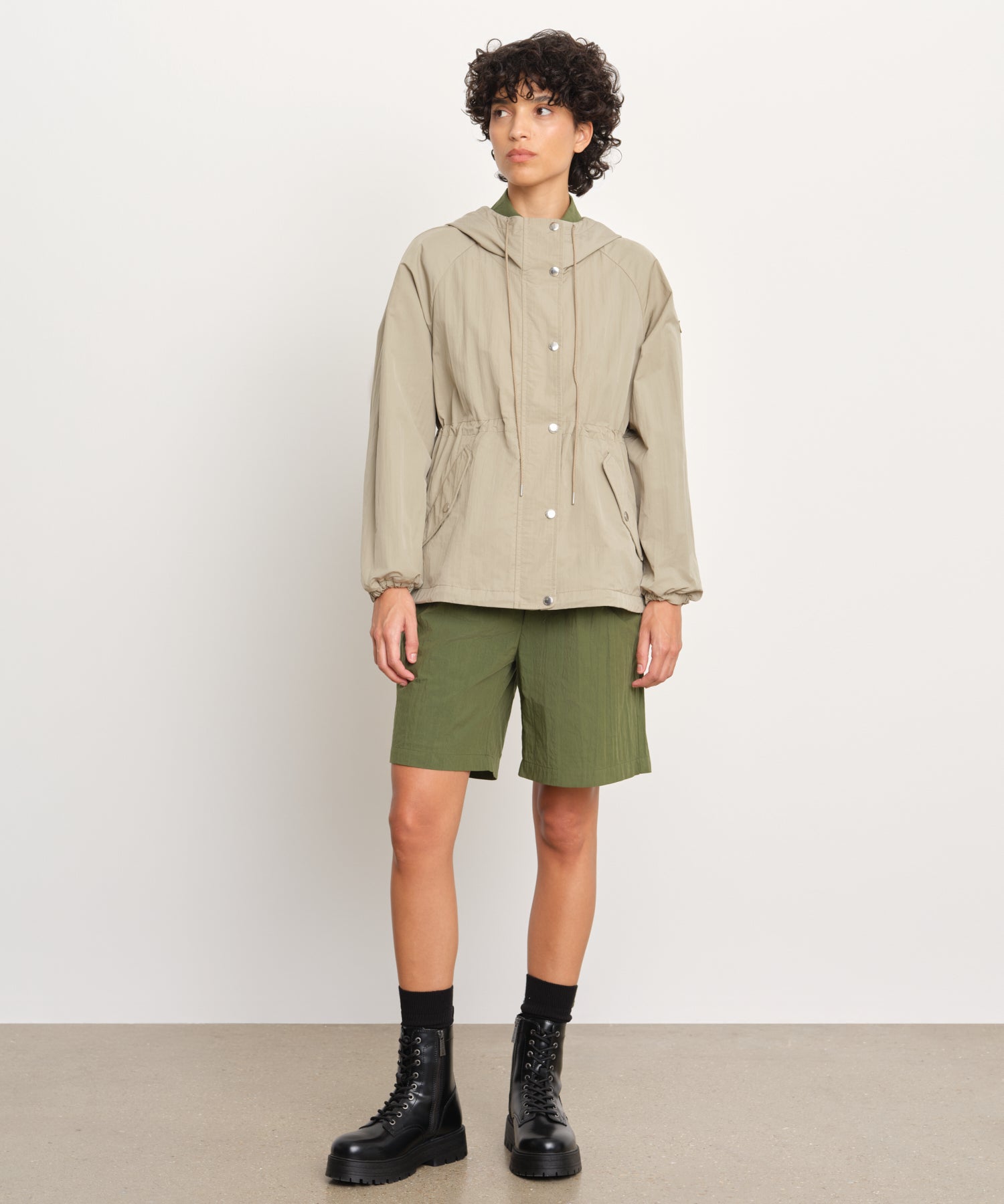 Il modello è alto 176 cm e indossa una taglia 2 in BEIGE.