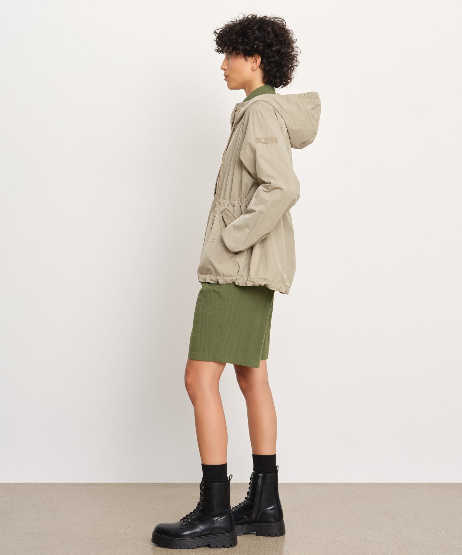 Il modello è alto 176 cm e indossa una taglia 2 in BEIGE.
