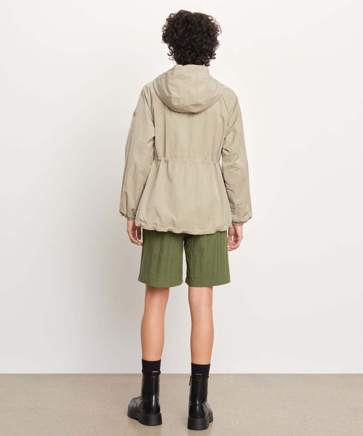 Il modello è alto 176 cm e indossa una taglia 2 in BEIGE.