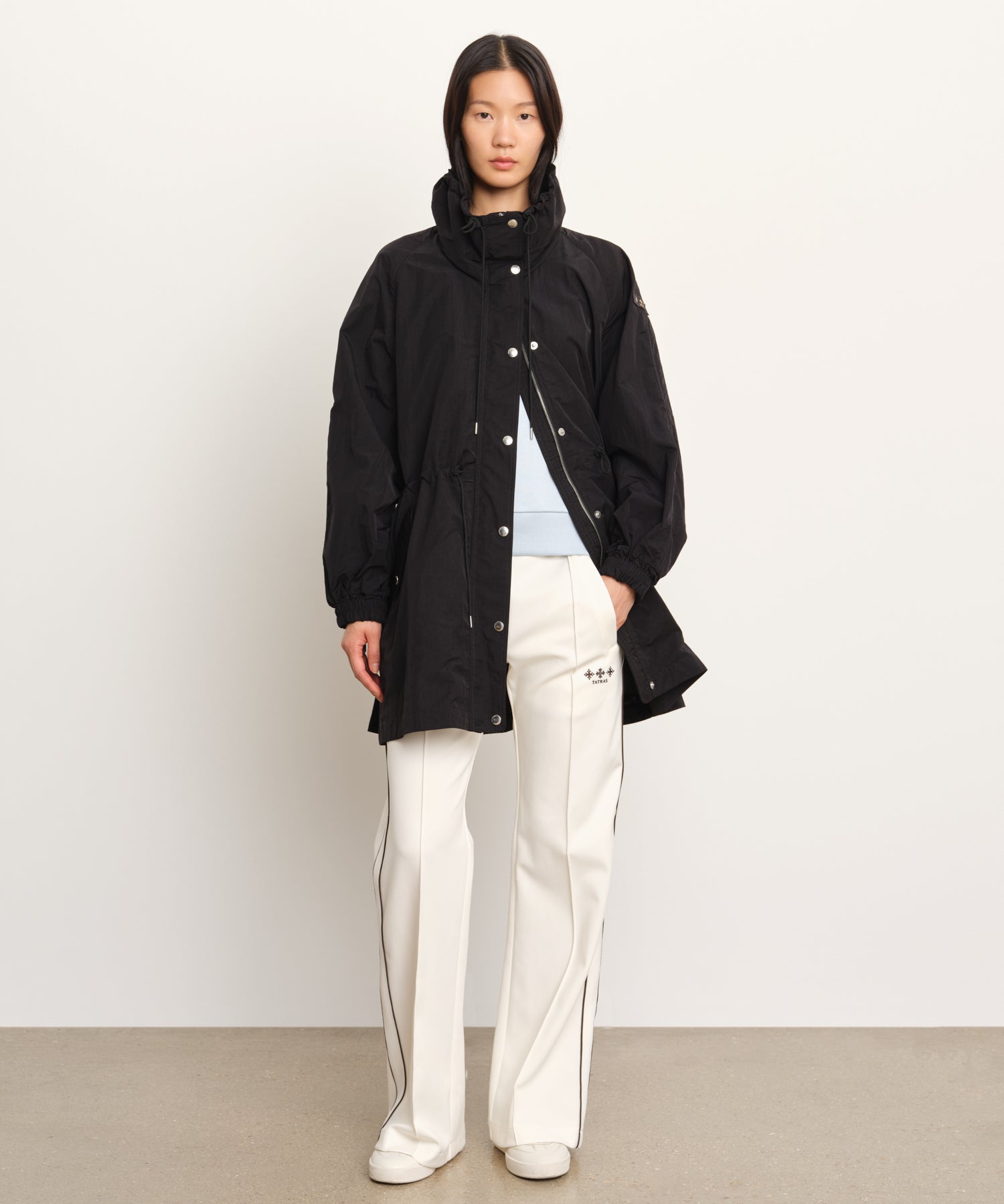 The model is 177 cm tall and is wearing a size 2 in Black.