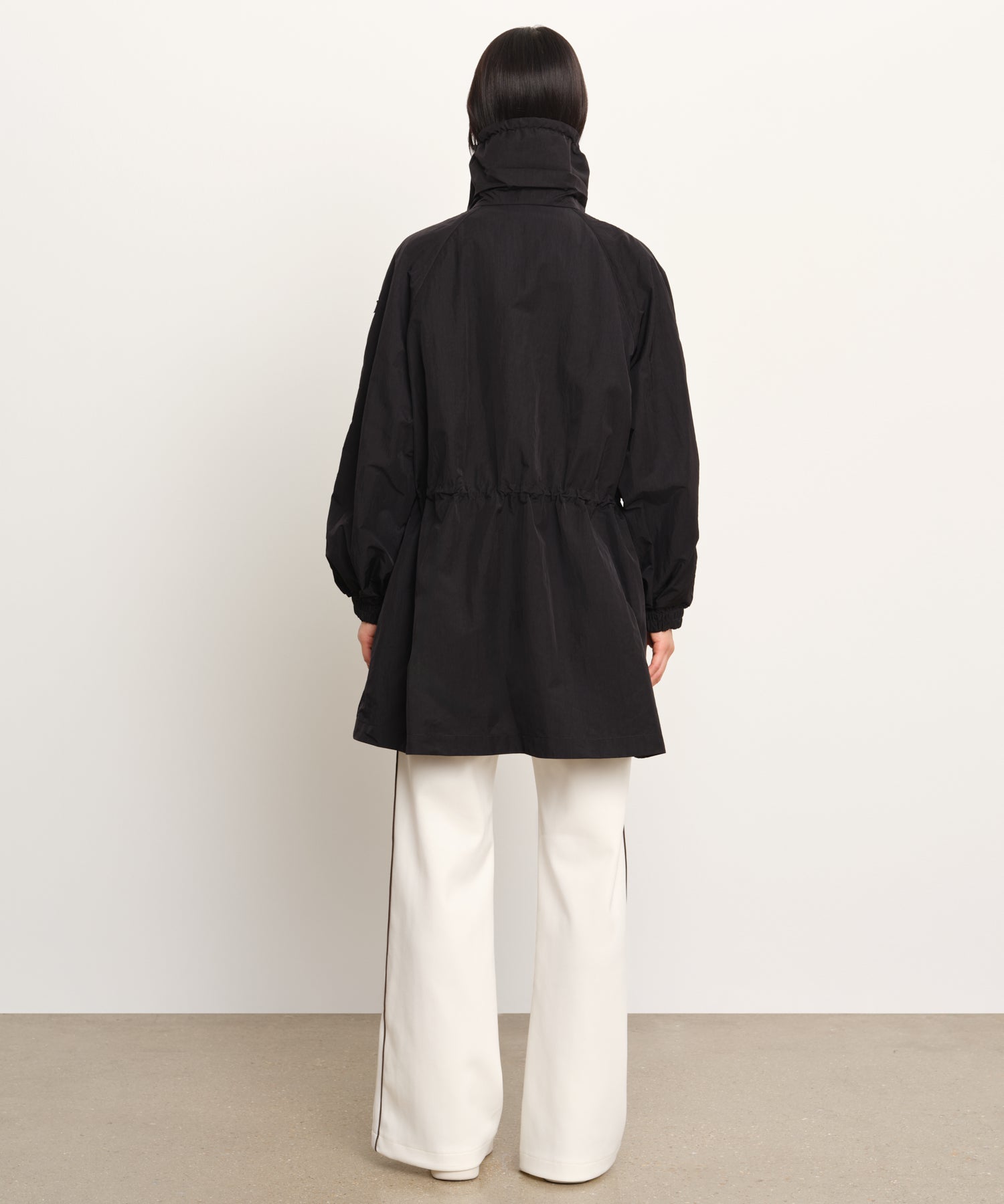 The model is 177 cm tall and is wearing a size 2 in Black.