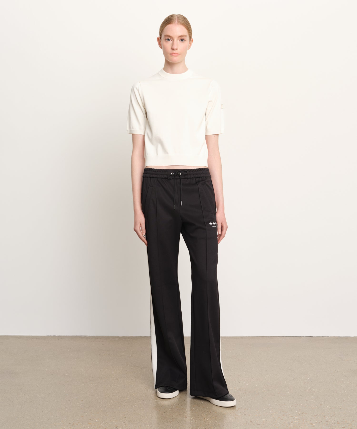 The model is 176 cm tall and is wearing a size 2 in WHITE.