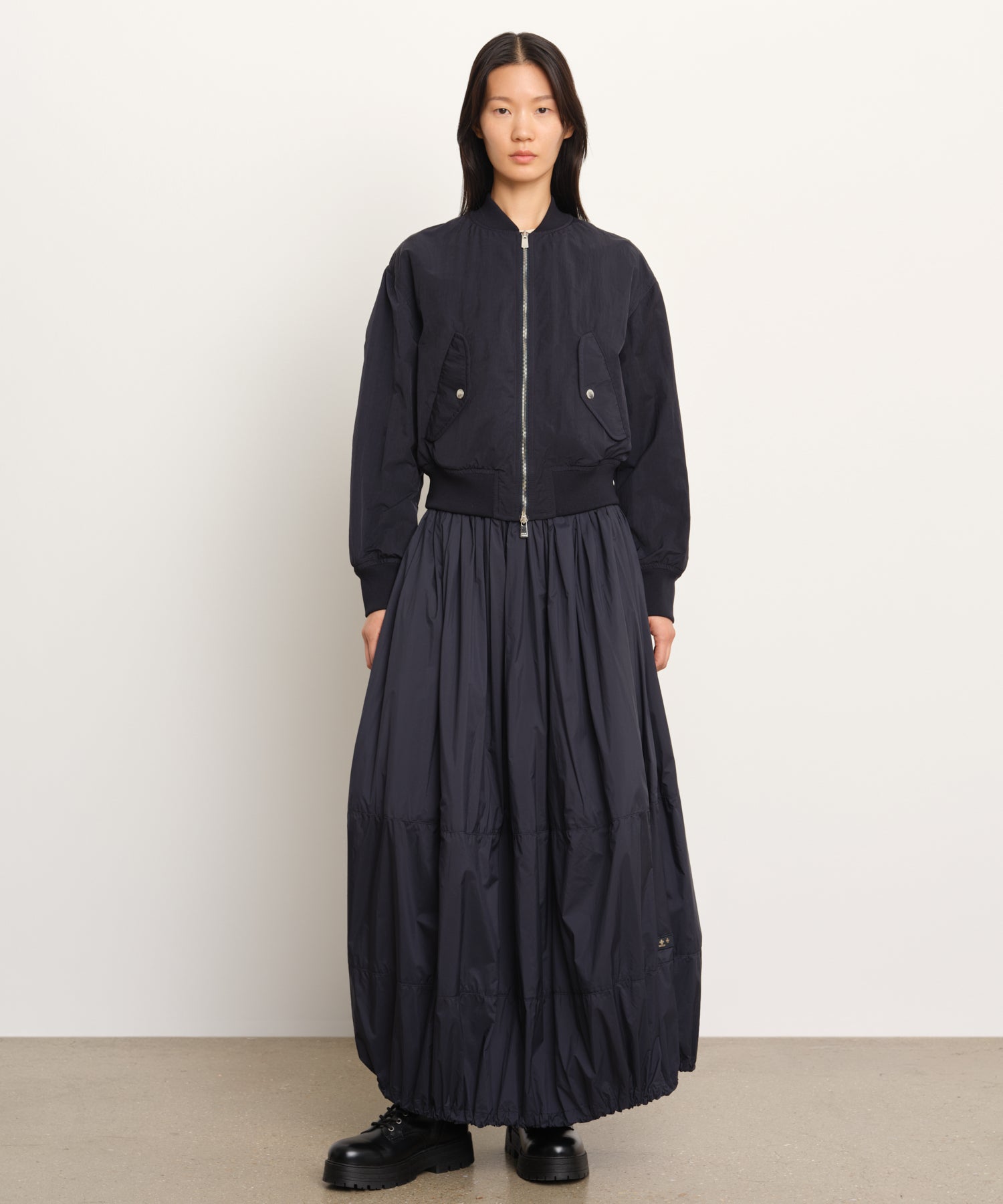 La modella è alta 177 cm e indossa una taglia 2 nel navy.